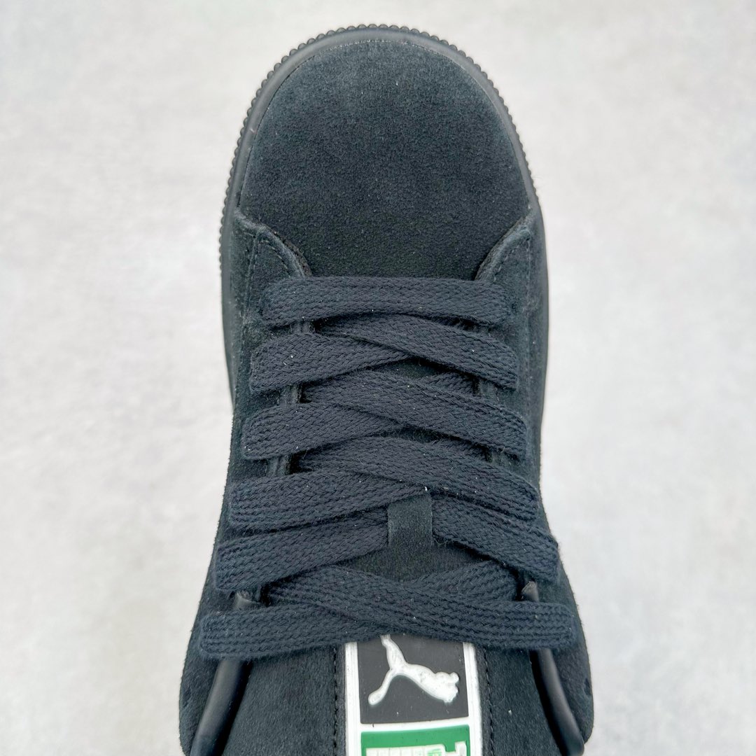 图片[4]-PUMA SUEDE XL 彪马新款面包鞋男女同款复古休闲板鞋 赠送一双鞋带 鞋身通体采用细腻的麂皮材质 厚实柔软 质感出众 鞋侧保留PUMA标志性跑道图案 侧面与后跟点缀金属色PUMA LOGO 兼具辨识度与细节感 加厚鞋垫、饱满鞋舌 搭配加宽扁形鞋带 使得穿着感更加贴合与舒适 值得一提的是 本季SUEDE XL鞋款以黑色、红色及蓝色最为瞩目 经典黑的配色 在低调之余可轻松驾驭任何潮流风格造型 而高饱和度的配色 则是当之无愧的早春出街利器。货号： 395205 尺码：36 37 37.5 38 38.5 39 40 40.5 41 42 42.5 43 44 45-选品中心