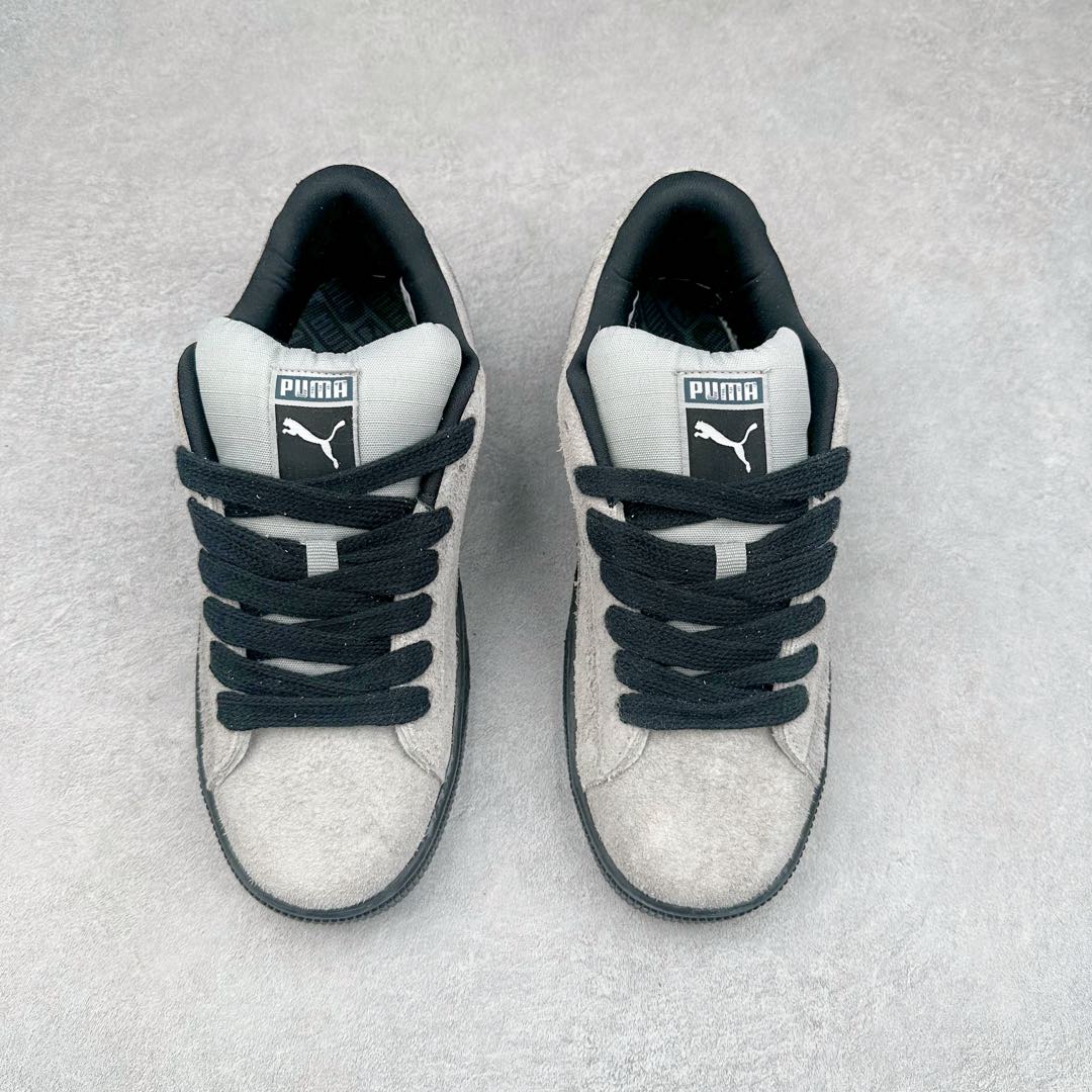 图片[2]-PUMA SUEDE XL 彪马新款面包鞋男女同款复古休闲板鞋 赠送一双鞋带 鞋身通体采用细腻的麂皮材质 厚实柔软 质感出众 鞋侧保留PUMA标志性跑道图案 侧面与后跟点缀金属色PUMA LOGO 兼具辨识度与细节感 加厚鞋垫、饱满鞋舌 搭配加宽扁形鞋带 使得穿着感更加贴合与舒适 值得一提的是 本季SUEDE XL鞋款以黑色、红色及蓝色最为瞩目 经典黑的配色 在低调之余可轻松驾驭任何潮流风格造型 而高饱和度的配色 则是当之无愧的早春出街利器。货号： 395205 尺码：36 37 37.5 38 38.5 39 40 40.5 41 42 42.5 43 44 45-选品中心