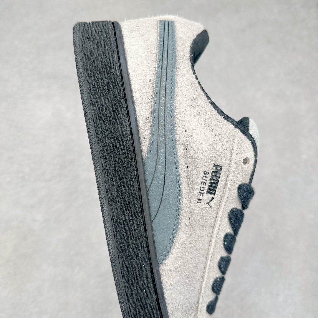 图片[6]-PUMA SUEDE XL 彪马新款面包鞋男女同款复古休闲板鞋 赠送一双鞋带 鞋身通体采用细腻的麂皮材质 厚实柔软 质感出众 鞋侧保留PUMA标志性跑道图案 侧面与后跟点缀金属色PUMA LOGO 兼具辨识度与细节感 加厚鞋垫、饱满鞋舌 搭配加宽扁形鞋带 使得穿着感更加贴合与舒适 值得一提的是 本季SUEDE XL鞋款以黑色、红色及蓝色最为瞩目 经典黑的配色 在低调之余可轻松驾驭任何潮流风格造型 而高饱和度的配色 则是当之无愧的早春出街利器。货号： 395205 尺码：36 37 37.5 38 38.5 39 40 40.5 41 42 42.5 43 44 45-选品中心
