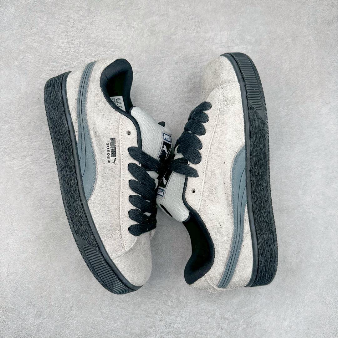 图片[3]-PUMA SUEDE XL 彪马新款面包鞋男女同款复古休闲板鞋 赠送一双鞋带 鞋身通体采用细腻的麂皮材质 厚实柔软 质感出众 鞋侧保留PUMA标志性跑道图案 侧面与后跟点缀金属色PUMA LOGO 兼具辨识度与细节感 加厚鞋垫、饱满鞋舌 搭配加宽扁形鞋带 使得穿着感更加贴合与舒适 值得一提的是 本季SUEDE XL鞋款以黑色、红色及蓝色最为瞩目 经典黑的配色 在低调之余可轻松驾驭任何潮流风格造型 而高饱和度的配色 则是当之无愧的早春出街利器。货号： 395205 尺码：36 37 37.5 38 38.5 39 40 40.5 41 42 42.5 43 44 45-选品中心