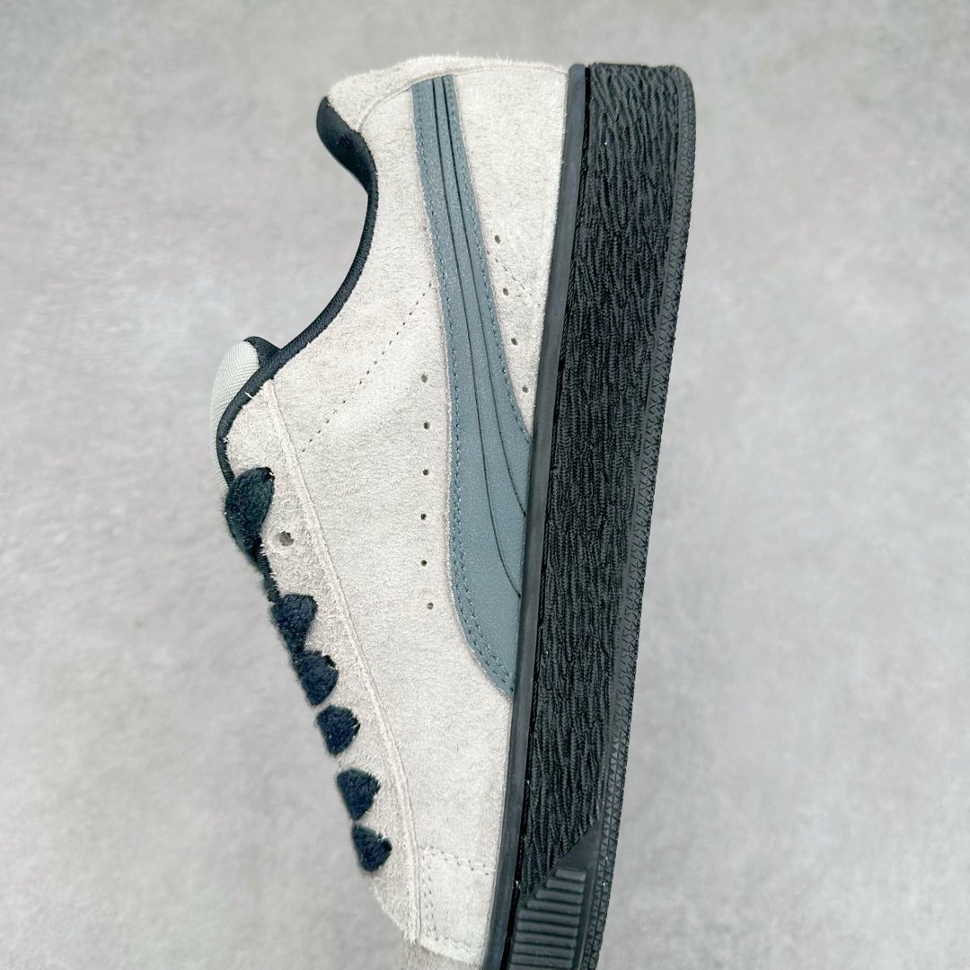 图片[7]-PUMA SUEDE XL 彪马新款面包鞋男女同款复古休闲板鞋 赠送一双鞋带 鞋身通体采用细腻的麂皮材质 厚实柔软 质感出众 鞋侧保留PUMA标志性跑道图案 侧面与后跟点缀金属色PUMA LOGO 兼具辨识度与细节感 加厚鞋垫、饱满鞋舌 搭配加宽扁形鞋带 使得穿着感更加贴合与舒适 值得一提的是 本季SUEDE XL鞋款以黑色、红色及蓝色最为瞩目 经典黑的配色 在低调之余可轻松驾驭任何潮流风格造型 而高饱和度的配色 则是当之无愧的早春出街利器。货号： 395205 尺码：36 37 37.5 38 38.5 39 40 40.5 41 42 42.5 43 44 45-选品中心