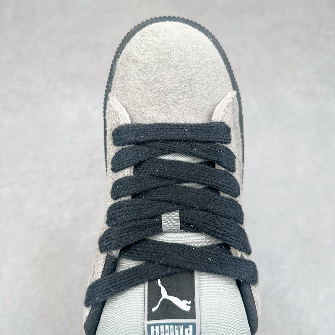 图片[4]-PUMA SUEDE XL 彪马新款面包鞋男女同款复古休闲板鞋 赠送一双鞋带 鞋身通体采用细腻的麂皮材质 厚实柔软 质感出众 鞋侧保留PUMA标志性跑道图案 侧面与后跟点缀金属色PUMA LOGO 兼具辨识度与细节感 加厚鞋垫、饱满鞋舌 搭配加宽扁形鞋带 使得穿着感更加贴合与舒适 值得一提的是 本季SUEDE XL鞋款以黑色、红色及蓝色最为瞩目 经典黑的配色 在低调之余可轻松驾驭任何潮流风格造型 而高饱和度的配色 则是当之无愧的早春出街利器。货号： 395205 尺码：36 37 37.5 38 38.5 39 40 40.5 41 42 42.5 43 44 45-选品中心