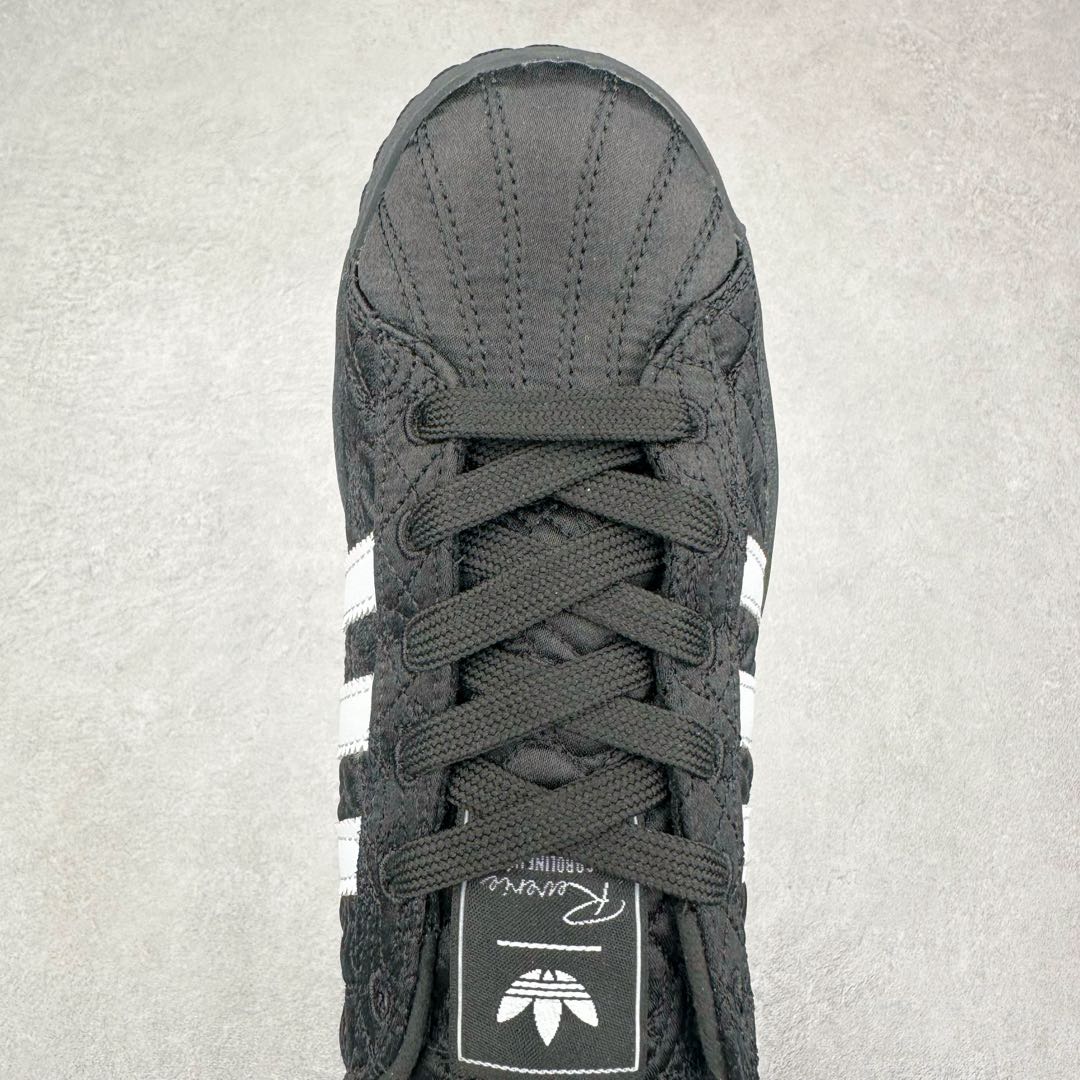 图片[4]-AD Originals Superstar 经典复古贝壳头板鞋 JR7978 诞生于1969年 是第一双将全皮面鞋 身与橡胶鞋头结合在一起的低帮篮球鞋 Superstar最开始 是作为高帮篮球鞋Pro Model的低帮版本而出现的 但因为其独特和醒目的橡胶鞋头造型而让大家熟知 被大家形象地称为\\\”shelltoe\\\”贝壳头 在70年代的美国职业篮球场上 接近3/4的NBA球员都将这双Superstar作为场上用鞋 80年代之后 经过不断的改良和发展 Superstar逐渐成为横跨时装、音乐、街头文化、休闲和运动等各大领域的时尚潮鞋 尺码：36 36.5 37 38 38.5 39 40 40.5 41 42 42.5 43 44 44.5 45-选品中心