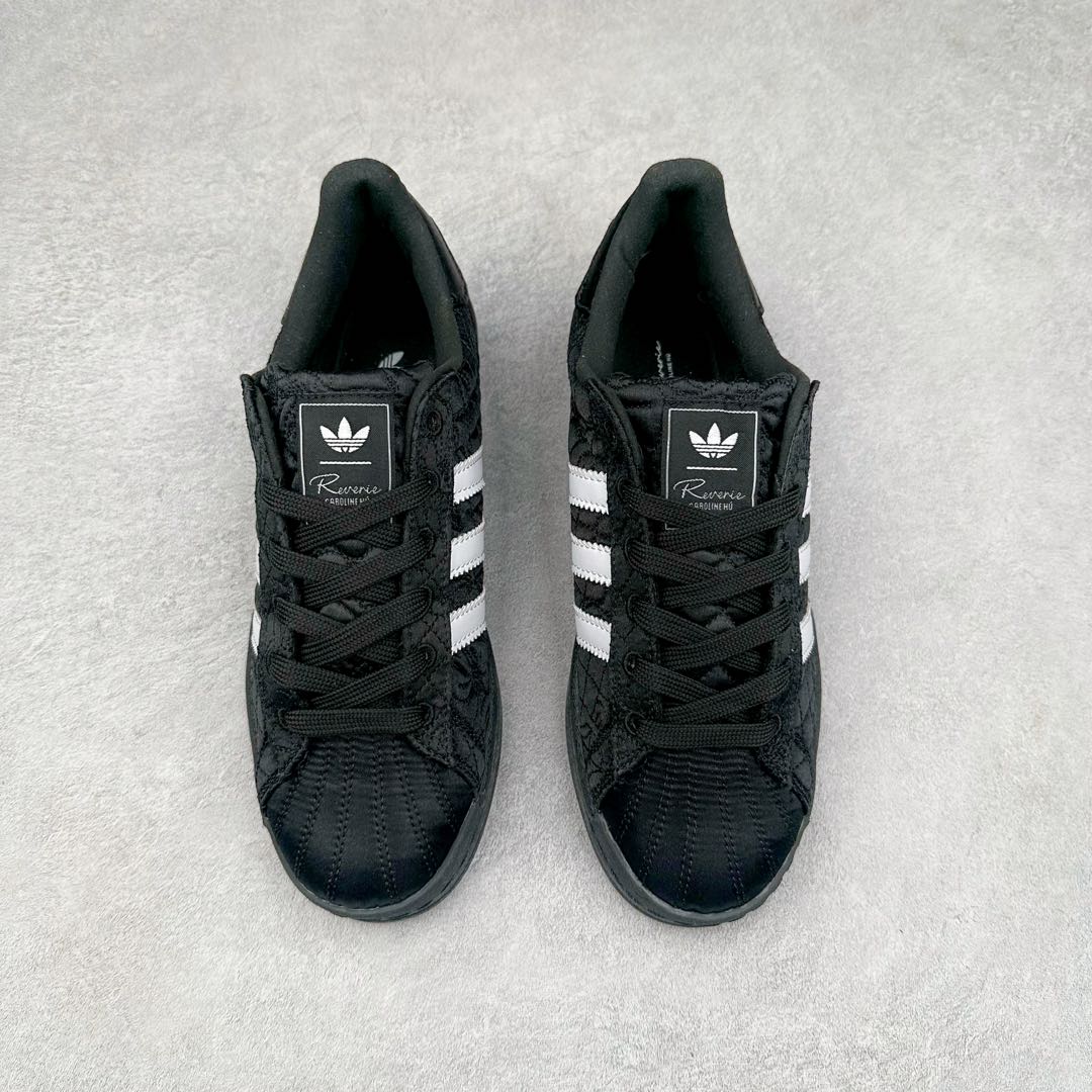 图片[2]-AD Originals Superstar 经典复古贝壳头板鞋 JR7978 诞生于1969年 是第一双将全皮面鞋 身与橡胶鞋头结合在一起的低帮篮球鞋 Superstar最开始 是作为高帮篮球鞋Pro Model的低帮版本而出现的 但因为其独特和醒目的橡胶鞋头造型而让大家熟知 被大家形象地称为\\\”shelltoe\\\”贝壳头 在70年代的美国职业篮球场上 接近3/4的NBA球员都将这双Superstar作为场上用鞋 80年代之后 经过不断的改良和发展 Superstar逐渐成为横跨时装、音乐、街头文化、休闲和运动等各大领域的时尚潮鞋 尺码：36 36.5 37 38 38.5 39 40 40.5 41 42 42.5 43 44 44.5 45-选品中心