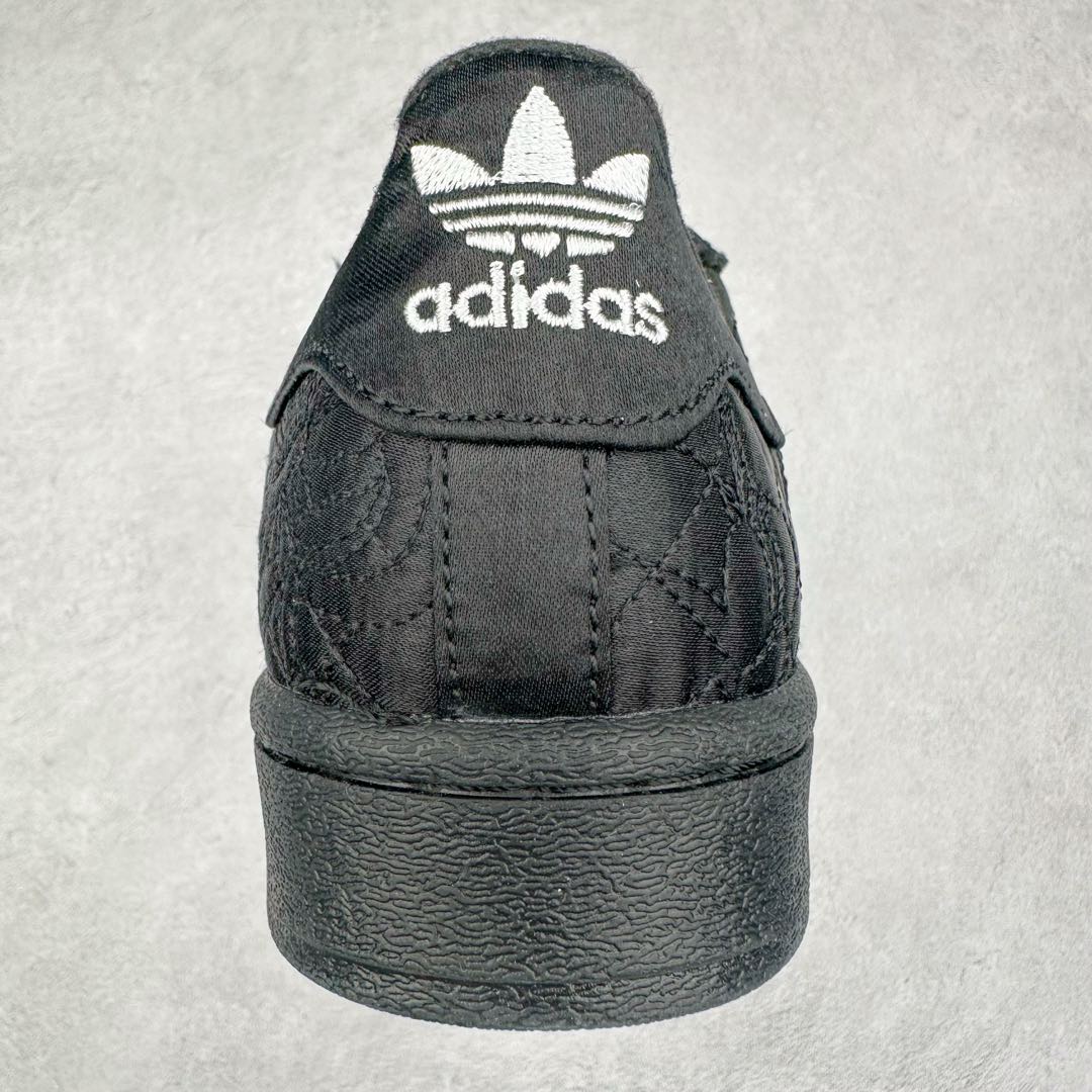 图片[8]-AD Originals Superstar 经典复古贝壳头板鞋 JR7978 诞生于1969年 是第一双将全皮面鞋 身与橡胶鞋头结合在一起的低帮篮球鞋 Superstar最开始 是作为高帮篮球鞋Pro Model的低帮版本而出现的 但因为其独特和醒目的橡胶鞋头造型而让大家熟知 被大家形象地称为\\\”shelltoe\\\”贝壳头 在70年代的美国职业篮球场上 接近3/4的NBA球员都将这双Superstar作为场上用鞋 80年代之后 经过不断的改良和发展 Superstar逐渐成为横跨时装、音乐、街头文化、休闲和运动等各大领域的时尚潮鞋 尺码：36 36.5 37 38 38.5 39 40 40.5 41 42 42.5 43 44 44.5 45-选品中心