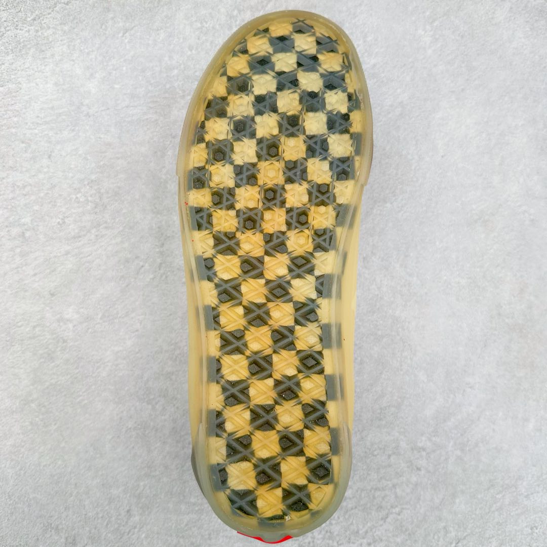 图片[9]-Palm Angels x Vans Sk8-Mid 联名 整体红白色系搭配后跟咖啡色麂皮与脚背处红色麂皮相呼应 做旧的轻微黄大底复古感直接拉满 Palm Angels经典的胶布logo以烫印的形式出现在鞋面 彰显了品牌的身份也使整体线条更丰富 货号：VN0A3MV777W 尺码：35 36 36.5 37 38 38.5 39 40 40.5 41 42 42.5 43 44-选品中心
