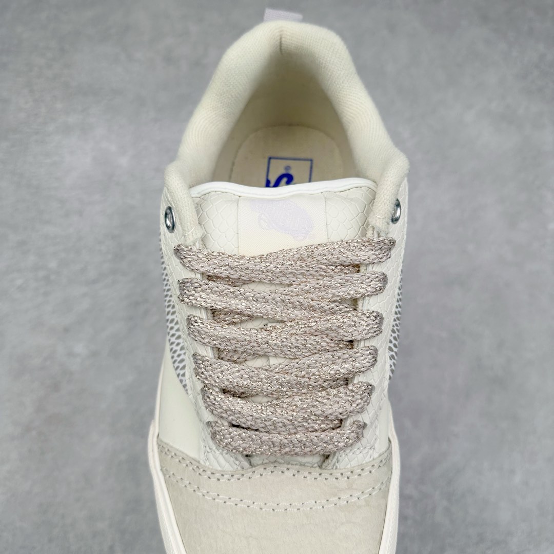 图片[5]-Vans Knu Skool 蛇年限定 敢爱敢出格 蛇年生肖款面包鞋 小心巨蛇出没！Vans蛇年开启生肖系列新轮回为了迎接明年农历新年，Vans 也通过自家设计师推出一整套 Vans蛇年限定鞋服系列，并用非常具象化“蛇”的元素来呈现整套鞋款的设计。 Knu Skool 在这双鞋中是绝对是最简约的，全身通过白色皮革与麂皮拼接而成。 Vans 将蛇的特质融入系列设计中，旨在鼓励每个人拥抱自我、忠于自我并热爱自我，勇敢进行创意自我表达。 尺码：35 36 36.5 37 38 38.5 39 40 40.5 41 42 42.5 43 44-选品中心