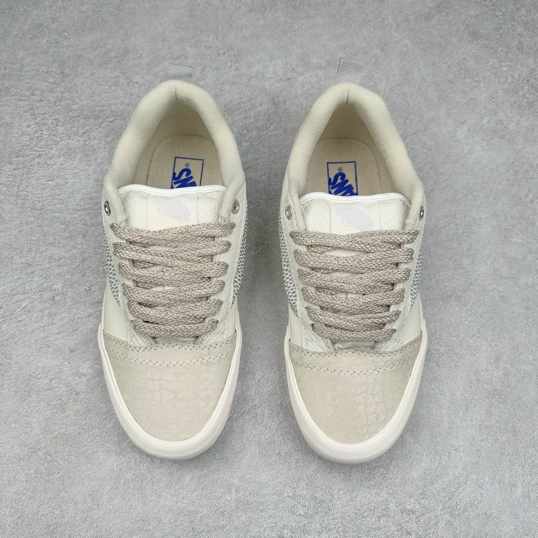 图片[2]-Vans Knu Skool 蛇年限定 敢爱敢出格 蛇年生肖款面包鞋 小心巨蛇出没！Vans蛇年开启生肖系列新轮回为了迎接明年农历新年，Vans 也通过自家设计师推出一整套 Vans蛇年限定鞋服系列，并用非常具象化“蛇”的元素来呈现整套鞋款的设计。 Knu Skool 在这双鞋中是绝对是最简约的，全身通过白色皮革与麂皮拼接而成。 Vans 将蛇的特质融入系列设计中，旨在鼓励每个人拥抱自我、忠于自我并热爱自我，勇敢进行创意自我表达。 尺码：35 36 36.5 37 38 38.5 39 40 40.5 41 42 42.5 43 44-选品中心