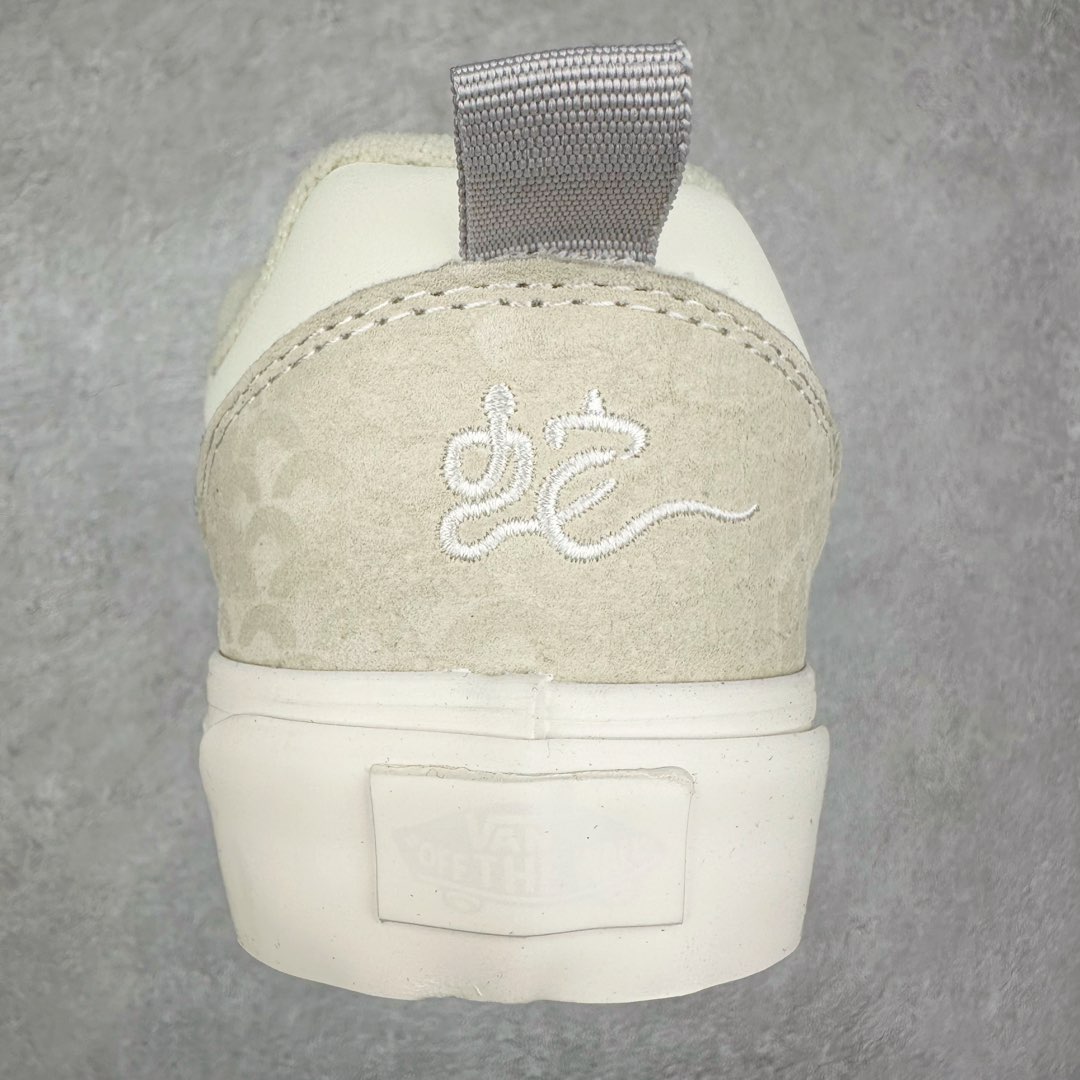 图片[8]-Vans Knu Skool 蛇年限定 敢爱敢出格 蛇年生肖款面包鞋 小心巨蛇出没！Vans蛇年开启生肖系列新轮回为了迎接明年农历新年，Vans 也通过自家设计师推出一整套 Vans蛇年限定鞋服系列，并用非常具象化“蛇”的元素来呈现整套鞋款的设计。 Knu Skool 在这双鞋中是绝对是最简约的，全身通过白色皮革与麂皮拼接而成。 Vans 将蛇的特质融入系列设计中，旨在鼓励每个人拥抱自我、忠于自我并热爱自我，勇敢进行创意自我表达。 尺码：35 36 36.5 37 38 38.5 39 40 40.5 41 42 42.5 43 44-选品中心
