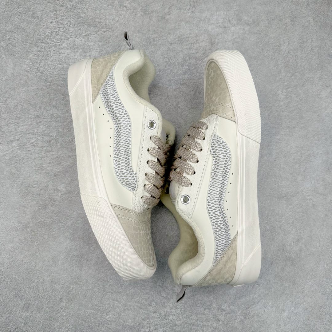 图片[3]-Vans Knu Skool 蛇年限定 敢爱敢出格 蛇年生肖款面包鞋 小心巨蛇出没！Vans蛇年开启生肖系列新轮回为了迎接明年农历新年，Vans 也通过自家设计师推出一整套 Vans蛇年限定鞋服系列，并用非常具象化“蛇”的元素来呈现整套鞋款的设计。 Knu Skool 在这双鞋中是绝对是最简约的，全身通过白色皮革与麂皮拼接而成。 Vans 将蛇的特质融入系列设计中，旨在鼓励每个人拥抱自我、忠于自我并热爱自我，勇敢进行创意自我表达。 尺码：35 36 36.5 37 38 38.5 39 40 40.5 41 42 42.5 43 44-选品中心