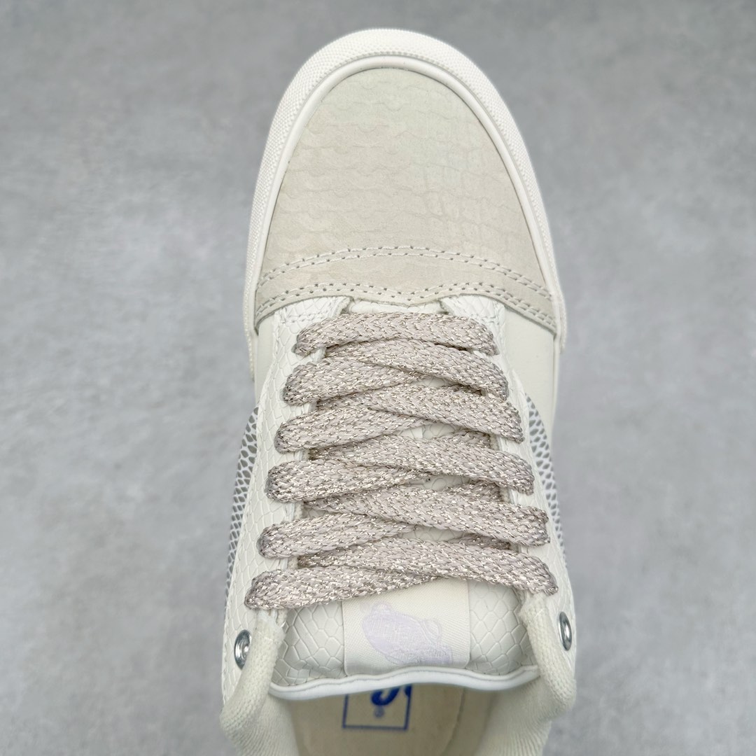 图片[4]-Vans Knu Skool 蛇年限定 敢爱敢出格 蛇年生肖款面包鞋 小心巨蛇出没！Vans蛇年开启生肖系列新轮回为了迎接明年农历新年，Vans 也通过自家设计师推出一整套 Vans蛇年限定鞋服系列，并用非常具象化“蛇”的元素来呈现整套鞋款的设计。 Knu Skool 在这双鞋中是绝对是最简约的，全身通过白色皮革与麂皮拼接而成。 Vans 将蛇的特质融入系列设计中，旨在鼓励每个人拥抱自我、忠于自我并热爱自我，勇敢进行创意自我表达。 尺码：35 36 36.5 37 38 38.5 39 40 40.5 41 42 42.5 43 44-选品中心