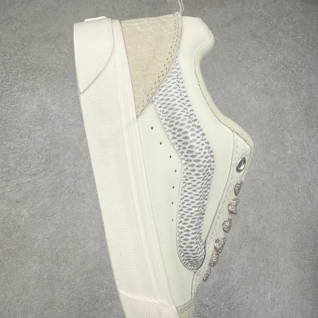 图片[6]-Vans Knu Skool 蛇年限定 敢爱敢出格 蛇年生肖款面包鞋 小心巨蛇出没！Vans蛇年开启生肖系列新轮回为了迎接明年农历新年，Vans 也通过自家设计师推出一整套 Vans蛇年限定鞋服系列，并用非常具象化“蛇”的元素来呈现整套鞋款的设计。 Knu Skool 在这双鞋中是绝对是最简约的，全身通过白色皮革与麂皮拼接而成。 Vans 将蛇的特质融入系列设计中，旨在鼓励每个人拥抱自我、忠于自我并热爱自我，勇敢进行创意自我表达。 尺码：35 36 36.5 37 38 38.5 39 40 40.5 41 42 42.5 43 44-选品中心