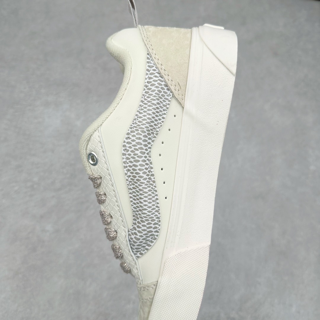图片[7]-Vans Knu Skool 蛇年限定 敢爱敢出格 蛇年生肖款面包鞋 小心巨蛇出没！Vans蛇年开启生肖系列新轮回为了迎接明年农历新年，Vans 也通过自家设计师推出一整套 Vans蛇年限定鞋服系列，并用非常具象化“蛇”的元素来呈现整套鞋款的设计。 Knu Skool 在这双鞋中是绝对是最简约的，全身通过白色皮革与麂皮拼接而成。 Vans 将蛇的特质融入系列设计中，旨在鼓励每个人拥抱自我、忠于自我并热爱自我，勇敢进行创意自我表达。 尺码：35 36 36.5 37 38 38.5 39 40 40.5 41 42 42.5 43 44-选品中心