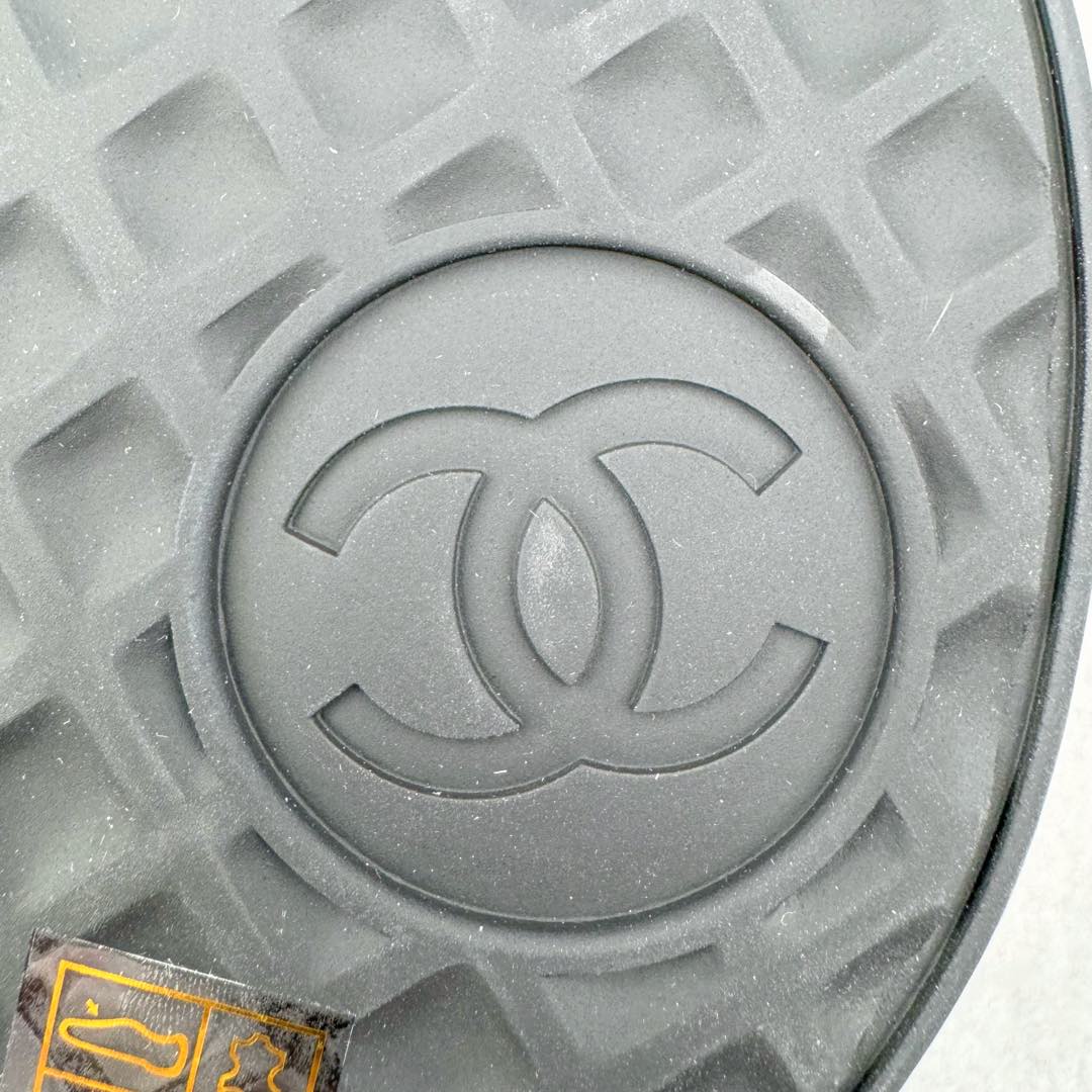 图片[21]-＃GD广顶 CHANEL香奈儿 24S德训鞋平底系带圆头菱格风四季休闲百搭款 原版开模 凹凸感超强 线条紧致🎀全新礼盒包装 细节拉满 环保太空革组合呼吸网织布鞋面材质 欧索莱环保去臭环型组合鞋垫 采用进口TPU大底 官方同步2024 最新礼盒包装 尺码：35 36 37 38 39 40-选品中心