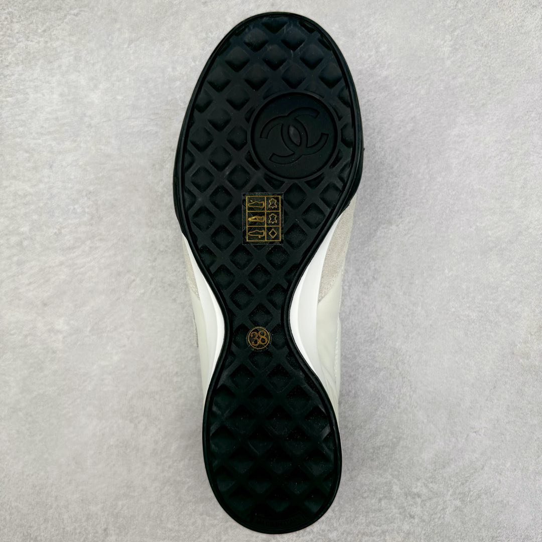 图片[9]-＃GD广顶 CHANEL香奈儿 24S德训鞋平底系带圆头菱格风四季休闲百搭款 原版开模 凹凸感超强 线条紧致🎀全新礼盒包装 细节拉满 环保太空革组合呼吸网织布鞋面材质 欧索莱环保去臭环型组合鞋垫 采用进口TPU大底 官方同步2024 最新礼盒包装 尺码：35 36 37 38 39 40-选品中心