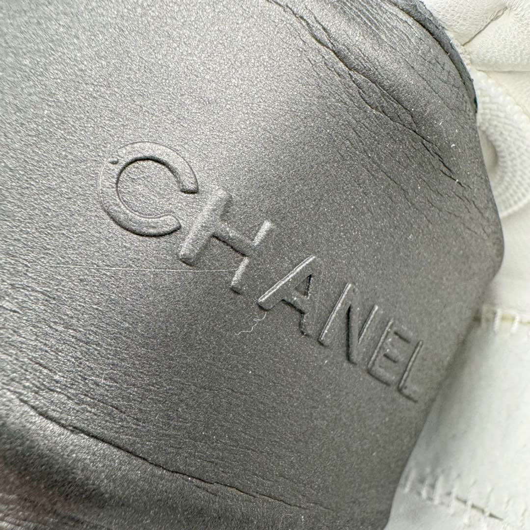 图片[12]-＃GD广顶 CHANEL香奈儿 24S德训鞋平底系带圆头菱格风四季休闲百搭款 原版开模 凹凸感超强 线条紧致🎀全新礼盒包装 细节拉满 环保太空革组合呼吸网织布鞋面材质 欧索莱环保去臭环型组合鞋垫 采用进口TPU大底 官方同步2024 最新礼盒包装 尺码：35 36 37 38 39 40-选品中心