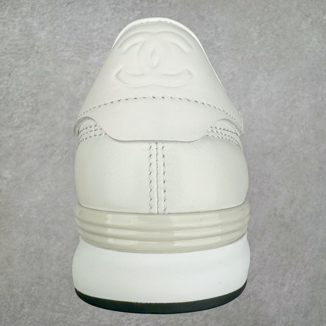 图片[8]-＃GD广顶 CHANEL香奈儿 24S德训鞋平底系带圆头菱格风四季休闲百搭款 原版开模 凹凸感超强 线条紧致🎀全新礼盒包装 细节拉满 环保太空革组合呼吸网织布鞋面材质 欧索莱环保去臭环型组合鞋垫 采用进口TPU大底 官方同步2024 最新礼盒包装 尺码：35 36 37 38 39 40-选品中心