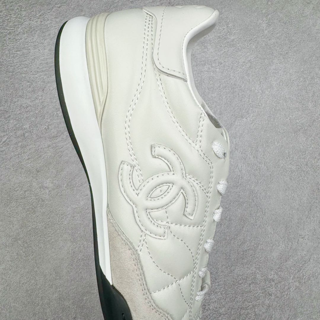 图片[6]-＃GD广顶 CHANEL香奈儿 24S德训鞋平底系带圆头菱格风四季休闲百搭款 原版开模 凹凸感超强 线条紧致🎀全新礼盒包装 细节拉满 环保太空革组合呼吸网织布鞋面材质 欧索莱环保去臭环型组合鞋垫 采用进口TPU大底 官方同步2024 最新礼盒包装 尺码：35 36 37 38 39 40-选品中心