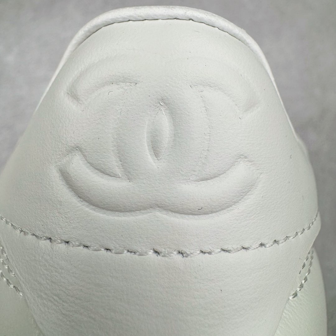 图片[18]-＃GD广顶 CHANEL香奈儿 24S德训鞋平底系带圆头菱格风四季休闲百搭款 原版开模 凹凸感超强 线条紧致🎀全新礼盒包装 细节拉满 环保太空革组合呼吸网织布鞋面材质 欧索莱环保去臭环型组合鞋垫 采用进口TPU大底 官方同步2024 最新礼盒包装 尺码：35 36 37 38 39 40-选品中心