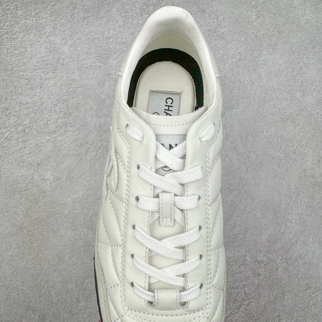 图片[5]-＃GD广顶 CHANEL香奈儿 24S德训鞋平底系带圆头菱格风四季休闲百搭款 原版开模 凹凸感超强 线条紧致🎀全新礼盒包装 细节拉满 环保太空革组合呼吸网织布鞋面材质 欧索莱环保去臭环型组合鞋垫 采用进口TPU大底 官方同步2024 最新礼盒包装 尺码：35 36 37 38 39 40-选品中心