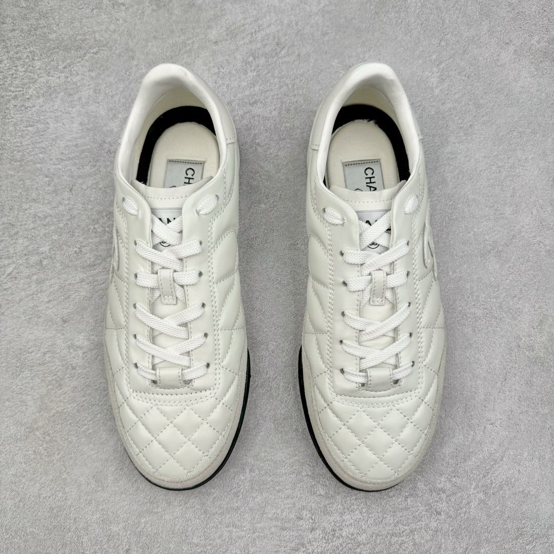 图片[2]-＃GD广顶 CHANEL香奈儿 24S德训鞋平底系带圆头菱格风四季休闲百搭款 原版开模 凹凸感超强 线条紧致🎀全新礼盒包装 细节拉满 环保太空革组合呼吸网织布鞋面材质 欧索莱环保去臭环型组合鞋垫 采用进口TPU大底 官方同步2024 最新礼盒包装 尺码：35 36 37 38 39 40-选品中心