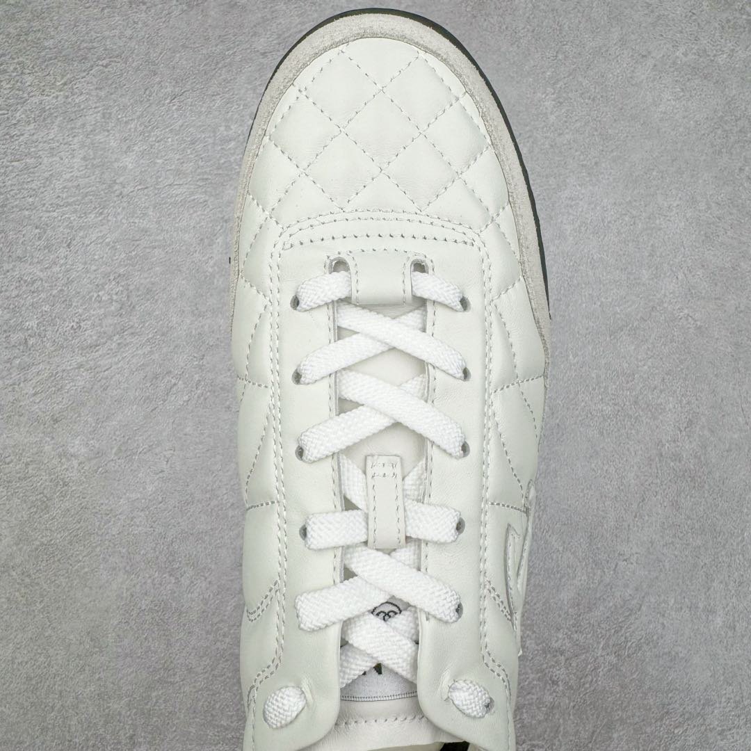 图片[4]-＃GD广顶 CHANEL香奈儿 24S德训鞋平底系带圆头菱格风四季休闲百搭款 原版开模 凹凸感超强 线条紧致🎀全新礼盒包装 细节拉满 环保太空革组合呼吸网织布鞋面材质 欧索莱环保去臭环型组合鞋垫 采用进口TPU大底 官方同步2024 最新礼盒包装 尺码：35 36 37 38 39 40-选品中心