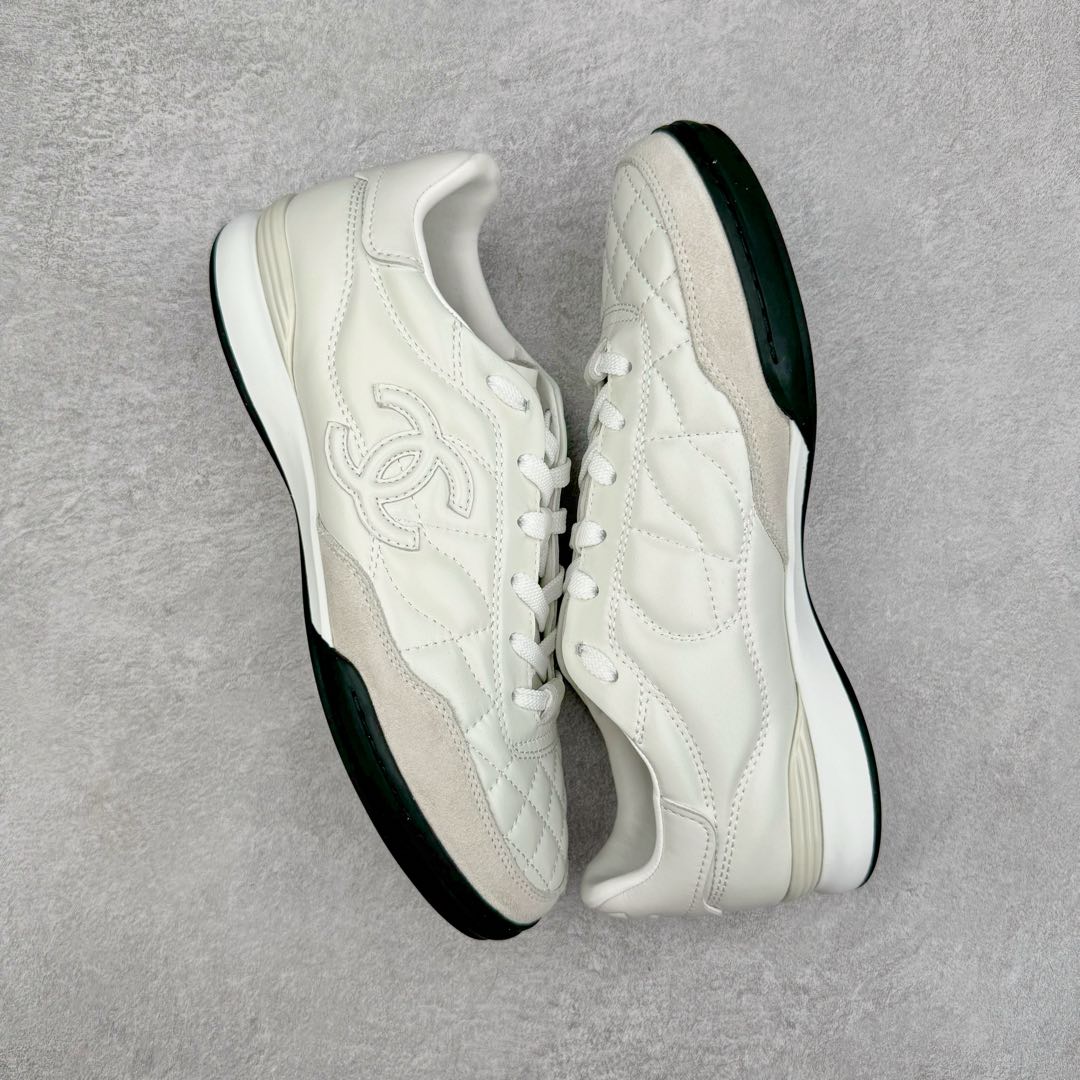 图片[3]-＃GD广顶 CHANEL香奈儿 24S德训鞋平底系带圆头菱格风四季休闲百搭款 原版开模 凹凸感超强 线条紧致🎀全新礼盒包装 细节拉满 环保太空革组合呼吸网织布鞋面材质 欧索莱环保去臭环型组合鞋垫 采用进口TPU大底 官方同步2024 最新礼盒包装 尺码：35 36 37 38 39 40-选品中心