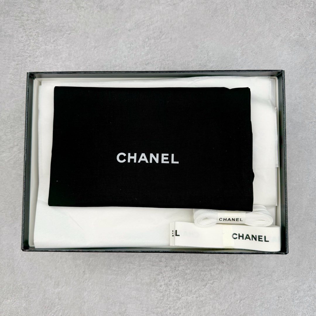 图片[23]-＃GD广顶 CHANEL香奈儿 24S德训鞋平底系带圆头菱格风四季休闲百搭款 原版开模 凹凸感超强 线条紧致🎀全新礼盒包装 细节拉满 环保太空革组合呼吸网织布鞋面材质 欧索莱环保去臭环型组合鞋垫 采用进口TPU大底 官方同步2024 最新礼盒包装 尺码：35 36 37 38 39 40-选品中心