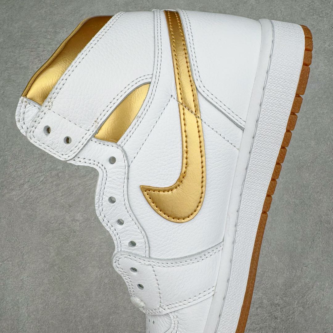 图片[7]-＃KZ神版莞产 Air Jordan AJ1 Retro High 白金 FD2596-107 外贸特供批次 终端控货优势输出 新配色不断更新开发 市场中端王者 全套原纸板楦头开发 确保原汁原味 完美呈现一代版型 一比一鞋头弧度高度鞋身弧度 此版本只针对中端市场 细节品控鞋型随意秒杀市面同价位 鞋型完美 不臃肿别扭 头层皮料加持 用料绝不含糊 进口玻璃冲刀皮料裁剪零毛边 电脑针车工艺 超高鞋面清洁度 最高QC检验标准 控制溢胶瑕疵 原盒原配 飞翼3D高频深度立体 工艺方面大到整体鞋型 漏斗收腰 底线拉帮 LOGO立体程度 小到针眼排布 载片对称 冲孔效果 鞋标规范 鞋垫背胶等等 无一不是口碑收割 每双都是一个回头客 尺码：36 36.5 37.5 38 38.5 39 40 40.5 41 42 42.5 43 44 44.5 45 46 47.5-选品中心