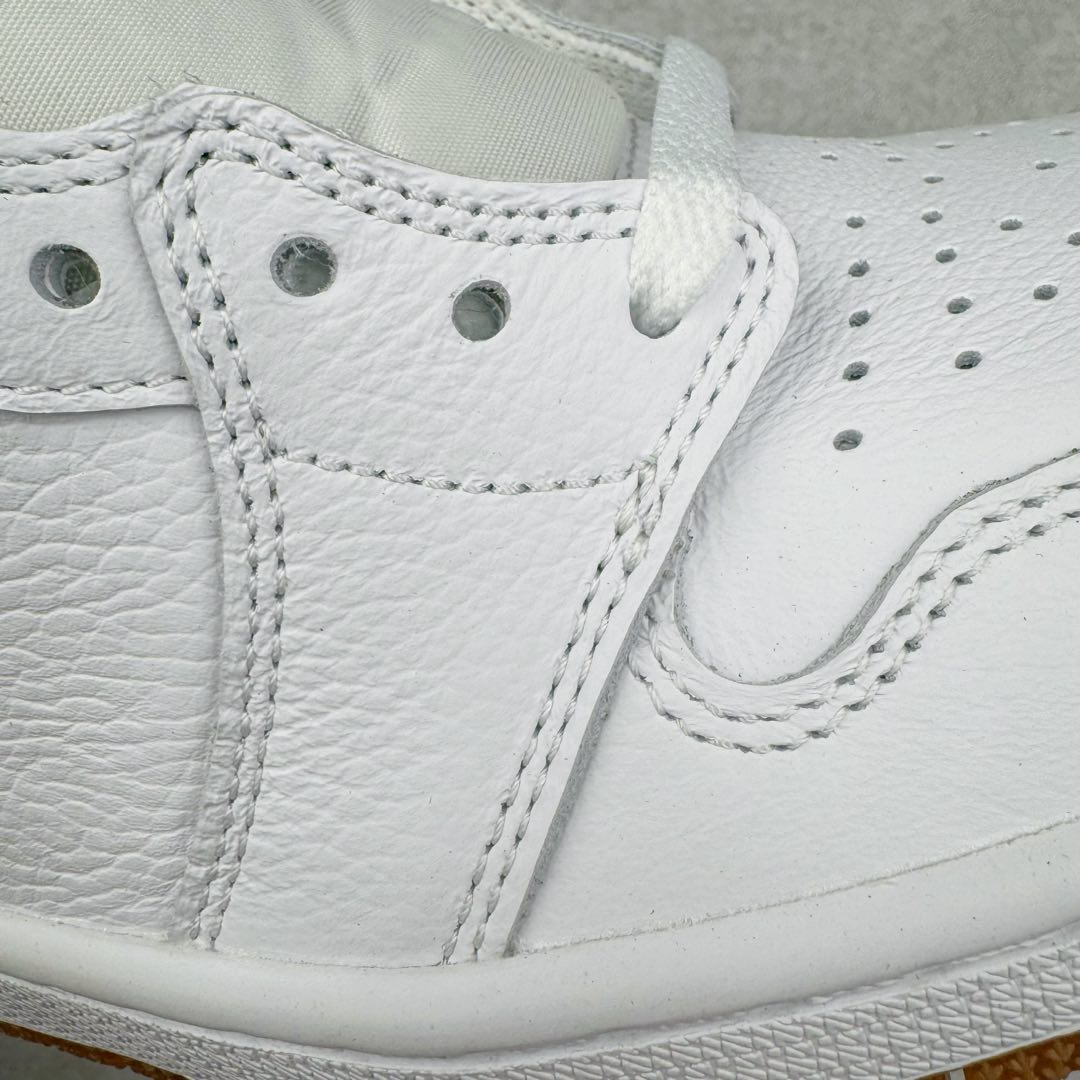 图片[19]-＃KZ神版莞产 Air Jordan AJ1 Retro High 白金 FD2596-107 外贸特供批次 终端控货优势输出 新配色不断更新开发 市场中端王者 全套原纸板楦头开发 确保原汁原味 完美呈现一代版型 一比一鞋头弧度高度鞋身弧度 此版本只针对中端市场 细节品控鞋型随意秒杀市面同价位 鞋型完美 不臃肿别扭 头层皮料加持 用料绝不含糊 进口玻璃冲刀皮料裁剪零毛边 电脑针车工艺 超高鞋面清洁度 最高QC检验标准 控制溢胶瑕疵 原盒原配 飞翼3D高频深度立体 工艺方面大到整体鞋型 漏斗收腰 底线拉帮 LOGO立体程度 小到针眼排布 载片对称 冲孔效果 鞋标规范 鞋垫背胶等等 无一不是口碑收割 每双都是一个回头客 尺码：36 36.5 37.5 38 38.5 39 40 40.5 41 42 42.5 43 44 44.5 45 46 47.5-选品中心