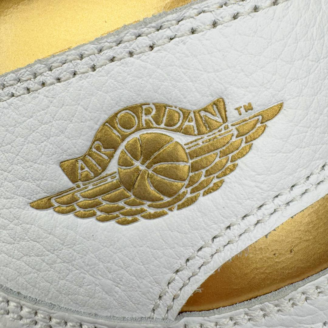 图片[17]-＃KZ神版莞产 Air Jordan AJ1 Retro High 白金 FD2596-107 外贸特供批次 终端控货优势输出 新配色不断更新开发 市场中端王者 全套原纸板楦头开发 确保原汁原味 完美呈现一代版型 一比一鞋头弧度高度鞋身弧度 此版本只针对中端市场 细节品控鞋型随意秒杀市面同价位 鞋型完美 不臃肿别扭 头层皮料加持 用料绝不含糊 进口玻璃冲刀皮料裁剪零毛边 电脑针车工艺 超高鞋面清洁度 最高QC检验标准 控制溢胶瑕疵 原盒原配 飞翼3D高频深度立体 工艺方面大到整体鞋型 漏斗收腰 底线拉帮 LOGO立体程度 小到针眼排布 载片对称 冲孔效果 鞋标规范 鞋垫背胶等等 无一不是口碑收割 每双都是一个回头客 尺码：36 36.5 37.5 38 38.5 39 40 40.5 41 42 42.5 43 44 44.5 45 46 47.5-选品中心