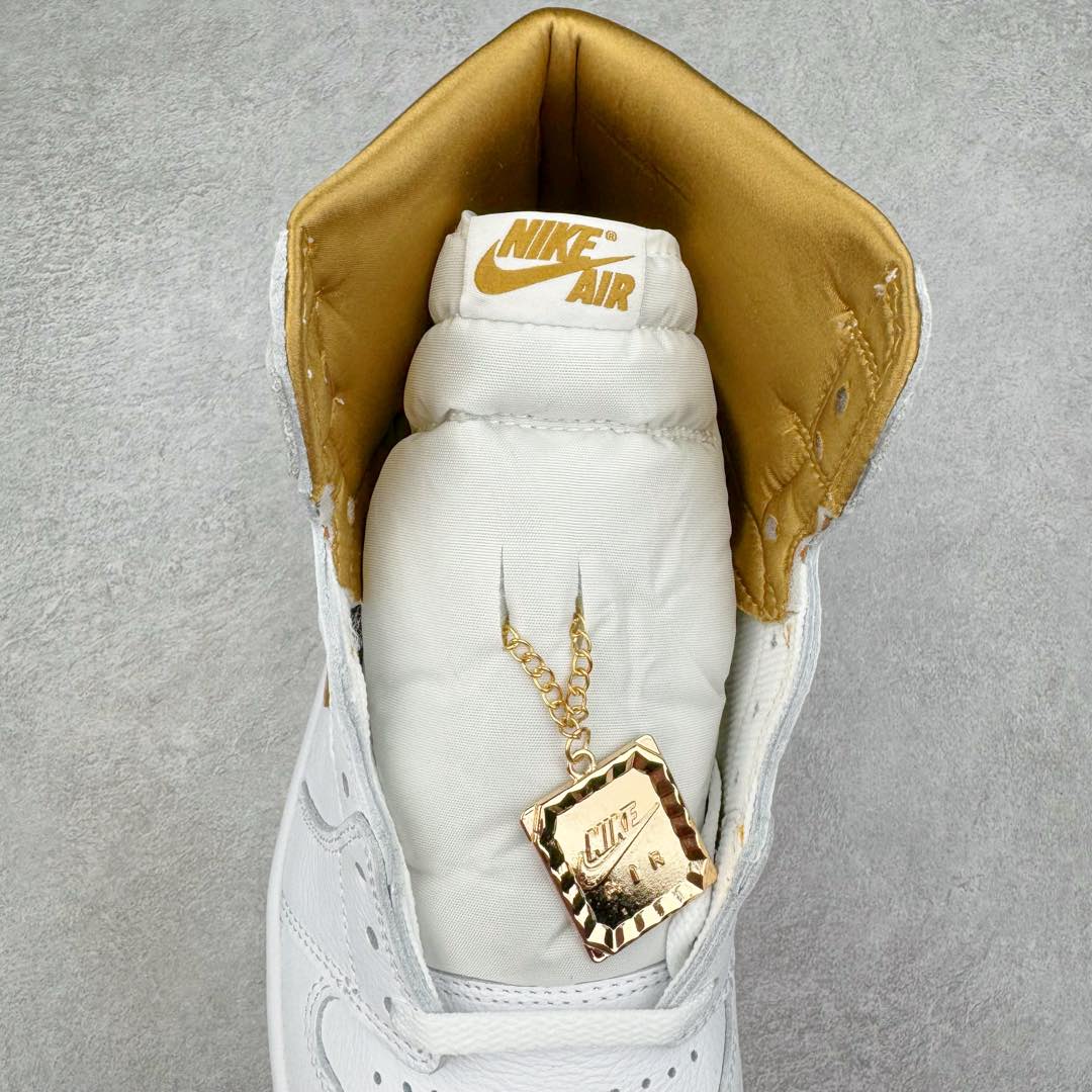 图片[5]-＃KZ神版莞产 Air Jordan AJ1 Retro High 白金 FD2596-107 外贸特供批次 终端控货优势输出 新配色不断更新开发 市场中端王者 全套原纸板楦头开发 确保原汁原味 完美呈现一代版型 一比一鞋头弧度高度鞋身弧度 此版本只针对中端市场 细节品控鞋型随意秒杀市面同价位 鞋型完美 不臃肿别扭 头层皮料加持 用料绝不含糊 进口玻璃冲刀皮料裁剪零毛边 电脑针车工艺 超高鞋面清洁度 最高QC检验标准 控制溢胶瑕疵 原盒原配 飞翼3D高频深度立体 工艺方面大到整体鞋型 漏斗收腰 底线拉帮 LOGO立体程度 小到针眼排布 载片对称 冲孔效果 鞋标规范 鞋垫背胶等等 无一不是口碑收割 每双都是一个回头客 尺码：36 36.5 37.5 38 38.5 39 40 40.5 41 42 42.5 43 44 44.5 45 46 47.5-选品中心