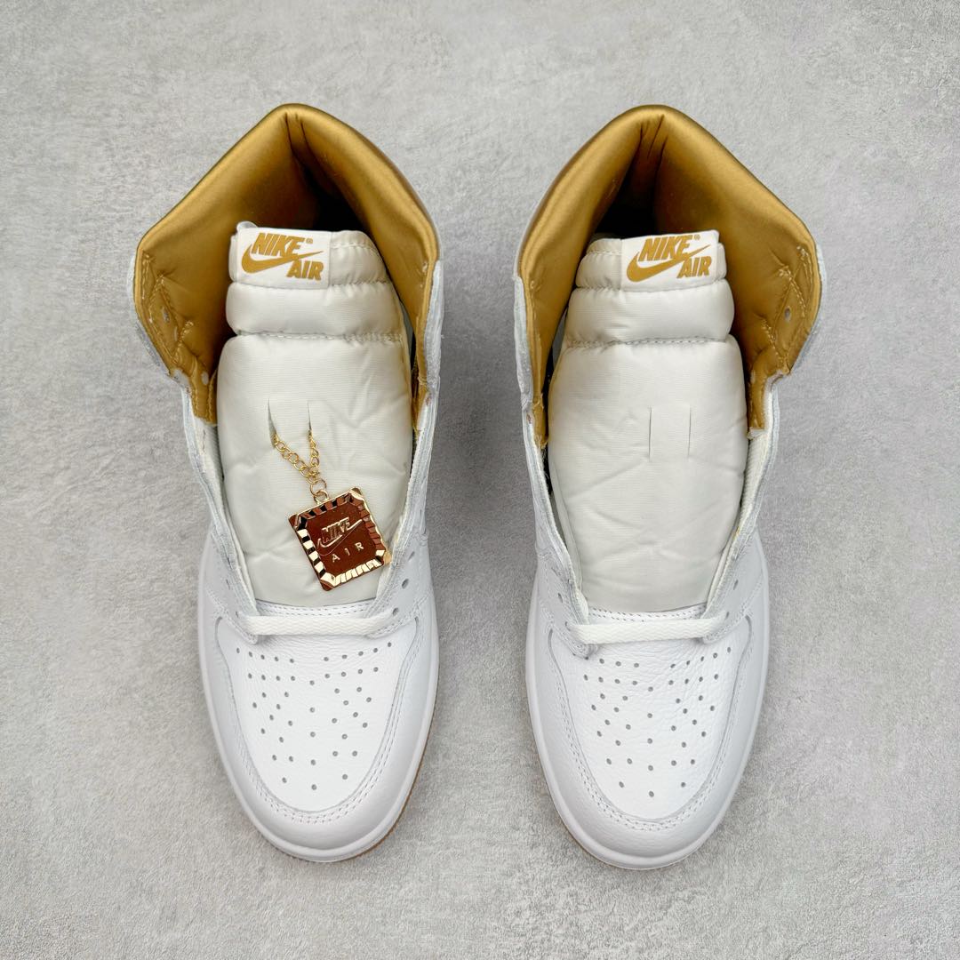 图片[2]-＃KZ神版莞产 Air Jordan AJ1 Retro High 白金 FD2596-107 外贸特供批次 终端控货优势输出 新配色不断更新开发 市场中端王者 全套原纸板楦头开发 确保原汁原味 完美呈现一代版型 一比一鞋头弧度高度鞋身弧度 此版本只针对中端市场 细节品控鞋型随意秒杀市面同价位 鞋型完美 不臃肿别扭 头层皮料加持 用料绝不含糊 进口玻璃冲刀皮料裁剪零毛边 电脑针车工艺 超高鞋面清洁度 最高QC检验标准 控制溢胶瑕疵 原盒原配 飞翼3D高频深度立体 工艺方面大到整体鞋型 漏斗收腰 底线拉帮 LOGO立体程度 小到针眼排布 载片对称 冲孔效果 鞋标规范 鞋垫背胶等等 无一不是口碑收割 每双都是一个回头客 尺码：36 36.5 37.5 38 38.5 39 40 40.5 41 42 42.5 43 44 44.5 45 46 47.5-选品中心