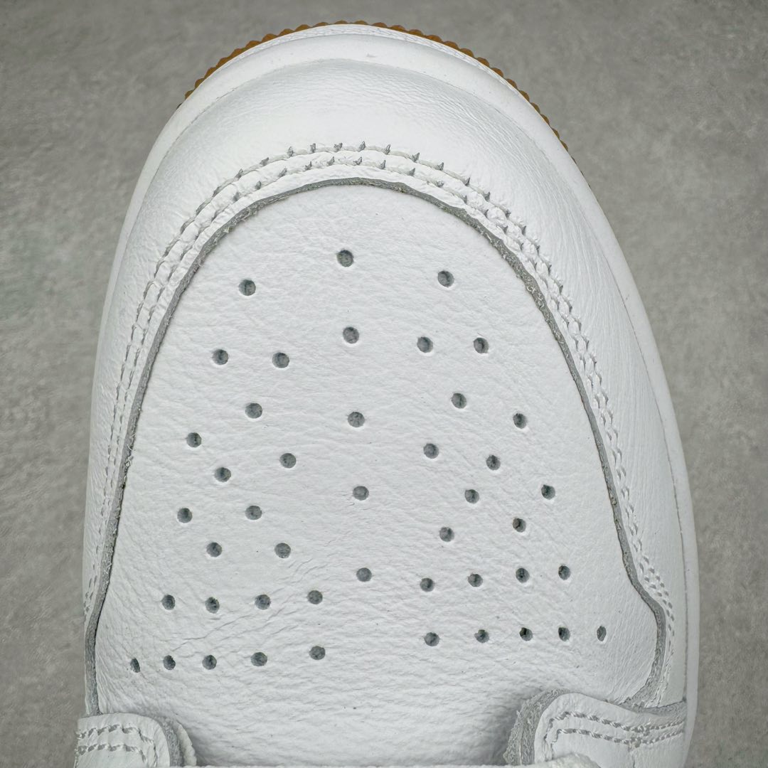 图片[15]-＃KZ神版莞产 Air Jordan AJ1 Retro High 白金 FD2596-107 外贸特供批次 终端控货优势输出 新配色不断更新开发 市场中端王者 全套原纸板楦头开发 确保原汁原味 完美呈现一代版型 一比一鞋头弧度高度鞋身弧度 此版本只针对中端市场 细节品控鞋型随意秒杀市面同价位 鞋型完美 不臃肿别扭 头层皮料加持 用料绝不含糊 进口玻璃冲刀皮料裁剪零毛边 电脑针车工艺 超高鞋面清洁度 最高QC检验标准 控制溢胶瑕疵 原盒原配 飞翼3D高频深度立体 工艺方面大到整体鞋型 漏斗收腰 底线拉帮 LOGO立体程度 小到针眼排布 载片对称 冲孔效果 鞋标规范 鞋垫背胶等等 无一不是口碑收割 每双都是一个回头客 尺码：36 36.5 37.5 38 38.5 39 40 40.5 41 42 42.5 43 44 44.5 45 46 47.5-选品中心