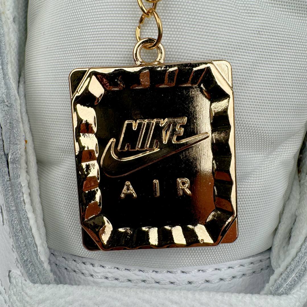 图片[14]-＃KZ神版莞产 Air Jordan AJ1 Retro High 白金 FD2596-107 外贸特供批次 终端控货优势输出 新配色不断更新开发 市场中端王者 全套原纸板楦头开发 确保原汁原味 完美呈现一代版型 一比一鞋头弧度高度鞋身弧度 此版本只针对中端市场 细节品控鞋型随意秒杀市面同价位 鞋型完美 不臃肿别扭 头层皮料加持 用料绝不含糊 进口玻璃冲刀皮料裁剪零毛边 电脑针车工艺 超高鞋面清洁度 最高QC检验标准 控制溢胶瑕疵 原盒原配 飞翼3D高频深度立体 工艺方面大到整体鞋型 漏斗收腰 底线拉帮 LOGO立体程度 小到针眼排布 载片对称 冲孔效果 鞋标规范 鞋垫背胶等等 无一不是口碑收割 每双都是一个回头客 尺码：36 36.5 37.5 38 38.5 39 40 40.5 41 42 42.5 43 44 44.5 45 46 47.5-选品中心