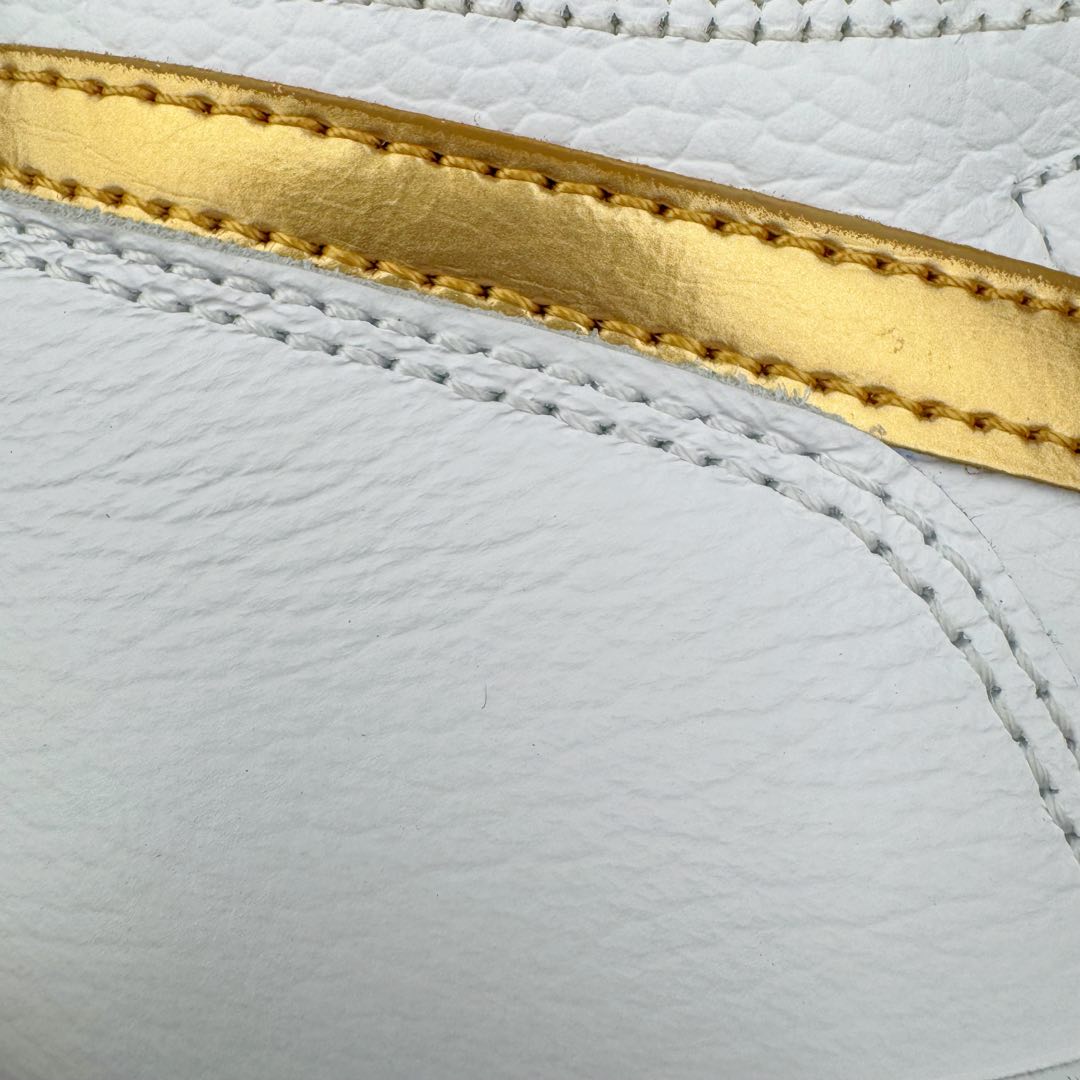 图片[16]-＃KZ神版莞产 Air Jordan AJ1 Retro High 白金 FD2596-107 外贸特供批次 终端控货优势输出 新配色不断更新开发 市场中端王者 全套原纸板楦头开发 确保原汁原味 完美呈现一代版型 一比一鞋头弧度高度鞋身弧度 此版本只针对中端市场 细节品控鞋型随意秒杀市面同价位 鞋型完美 不臃肿别扭 头层皮料加持 用料绝不含糊 进口玻璃冲刀皮料裁剪零毛边 电脑针车工艺 超高鞋面清洁度 最高QC检验标准 控制溢胶瑕疵 原盒原配 飞翼3D高频深度立体 工艺方面大到整体鞋型 漏斗收腰 底线拉帮 LOGO立体程度 小到针眼排布 载片对称 冲孔效果 鞋标规范 鞋垫背胶等等 无一不是口碑收割 每双都是一个回头客 尺码：36 36.5 37.5 38 38.5 39 40 40.5 41 42 42.5 43 44 44.5 45 46 47.5-选品中心