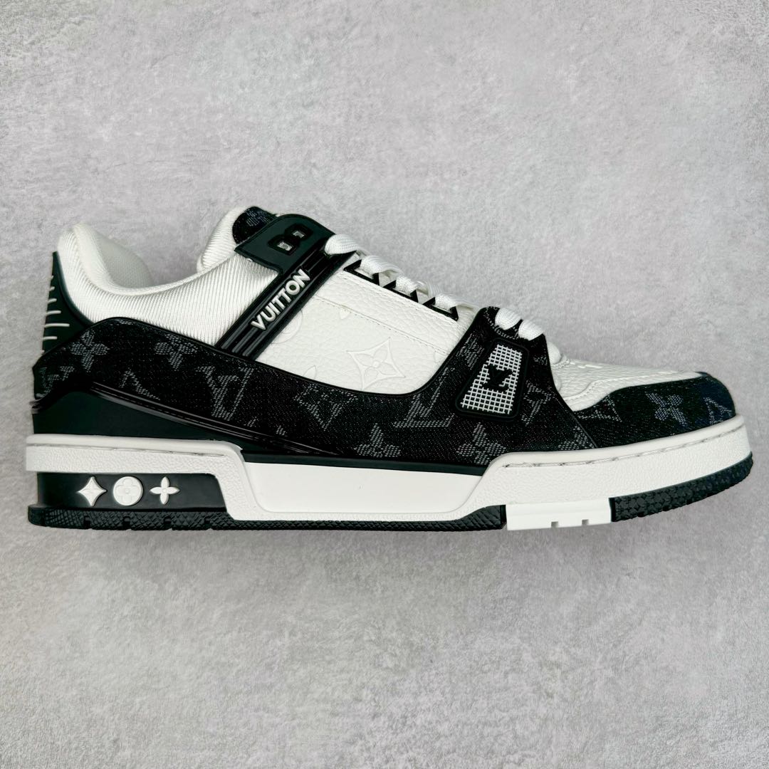 ＃K1 Louis Vuitton Trainer lv时装走秀运动鞋 完美鞋型超高的清洁度 零毛边线头瑕疵 全套原楦原纸版原鞋开模 全网最具灵魂的版型 正确原装黄色鞋盒 正确中底印花 鞋面印花3D高频深度立体 全鞋电脑针车 紧密相连 针距密度一致 环保乳胶注塑鞋垫 厚度脚感还原原版 皮面裁剪部位 统一油边封口工艺 原装橡胶大底含胶量大底组合零偏差 专柜全套包装 防尘袋 说明书 质保卡 男女鞋 尺码：35 36 37 38 39 40 41 42 43 44 45-选品中心