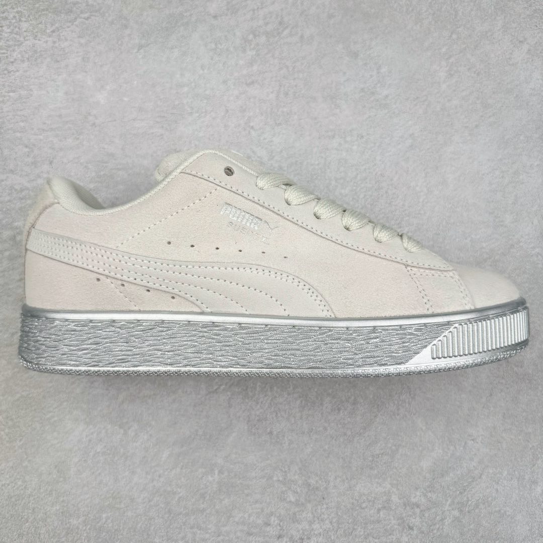 PUMA SUEDE XL 彪马新款面包鞋男女同款复古休闲板鞋 赠送一双鞋带 鞋身通体采用细腻的麂皮材质 厚实柔软 质感出众 鞋侧保留PUMA标志性跑道图案 侧面与后跟点缀金属色PUMA LOGO 兼具辨识度与细节感 加厚鞋垫、饱满鞋舌 搭配加宽扁形鞋带 使得穿着感更加贴合与舒适 值得一提的是 本季SUEDE XL鞋款以黑色、红色及蓝色最为瞩目 经典黑的配色 在低调之余可轻松驾驭任何潮流风格造型 而高饱和度的配色 则是当之无愧的早春出街利器。货号： 395205 尺码：36 37 37.5 38 38.5 39 40 40.5 41 42 42.5 43 44 45-选品中心
