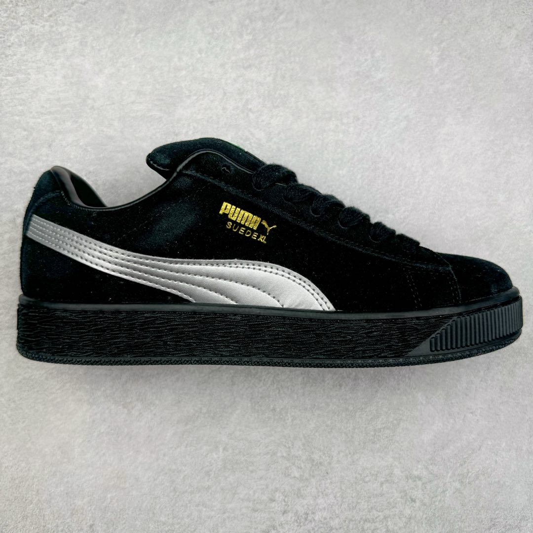 PUMA SUEDE XL 彪马新款面包鞋男女同款复古休闲板鞋 赠送一双鞋带 鞋身通体采用细腻的麂皮材质 厚实柔软 质感出众 鞋侧保留PUMA标志性跑道图案 侧面与后跟点缀金属色PUMA LOGO 兼具辨识度与细节感 加厚鞋垫、饱满鞋舌 搭配加宽扁形鞋带 使得穿着感更加贴合与舒适 值得一提的是 本季SUEDE XL鞋款以黑色、红色及蓝色最为瞩目 经典黑的配色 在低调之余可轻松驾驭任何潮流风格造型 而高饱和度的配色 则是当之无愧的早春出街利器。货号： 395205 尺码：36 37 37.5 38 38.5 39 40 40.5 41 42 42.5 43 44 45-选品中心