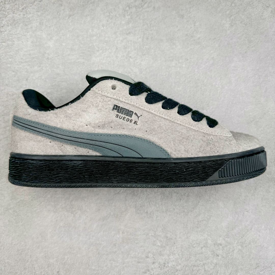 PUMA SUEDE XL 彪马新款面包鞋男女同款复古休闲板鞋 赠送一双鞋带 鞋身通体采用细腻的麂皮材质 厚实柔软 质感出众 鞋侧保留PUMA标志性跑道图案 侧面与后跟点缀金属色PUMA LOGO 兼具辨识度与细节感 加厚鞋垫、饱满鞋舌 搭配加宽扁形鞋带 使得穿着感更加贴合与舒适 值得一提的是 本季SUEDE XL鞋款以黑色、红色及蓝色最为瞩目 经典黑的配色 在低调之余可轻松驾驭任何潮流风格造型 而高饱和度的配色 则是当之无愧的早春出街利器。货号： 395205 尺码：36 37 37.5 38 38.5 39 40 40.5 41 42 42.5 43 44 45-选品中心