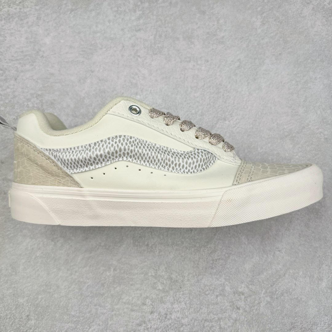 Vans Knu Skool 蛇年限定 敢爱敢出格 蛇年生肖款面包鞋 小心巨蛇出没！Vans蛇年开启生肖系列新轮回为了迎接明年农历新年，Vans 也通过自家设计师推出一整套 Vans蛇年限定鞋服系列，并用非常具象化“蛇”的元素来呈现整套鞋款的设计。 Knu Skool 在这双鞋中是绝对是最简约的，全身通过白色皮革与麂皮拼接而成。 Vans 将蛇的特质融入系列设计中，旨在鼓励每个人拥抱自我、忠于自我并热爱自我，勇敢进行创意自我表达。 尺码：35 36 36.5 37 38 38.5 39 40 40.5 41 42 42.5 43 44-选品中心