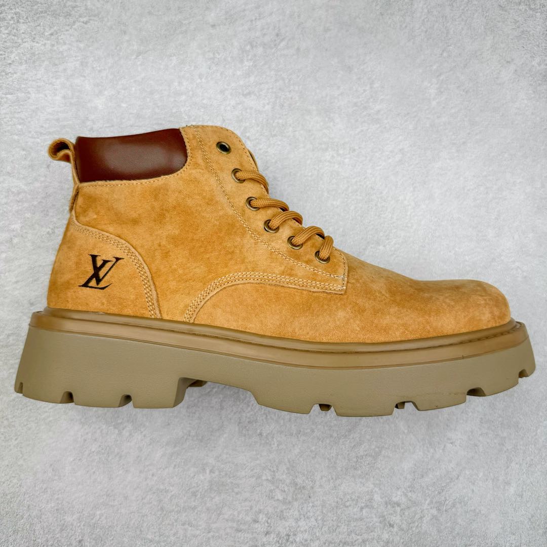 Lv x Timberland Lv联名添柏岚大黄靴 顶奢流量品牌与时代经典的结合之作 #代购专供品质 高弹Modern 外置防滑橡塑发泡超轻大底 系带设计 穿脱十分方便 采用TPU模压定型真皮鞋面材质#EVA轻翼科技外底具有防滑,耐磨和良好的弹性 Pharrell Williams充分发挥了作为Louis Vuitton创意总监的角色 这款鞋重新定义了 6英寸大黄靴的经典设计 致敬1996年Grandmaster Flash经典黄靴造型 原厂五金鞋带扣 工艺全新升级 中山大厂代工 原单进口皮料 独立私模大底，正确logo， 原装一致头层磨砂皮 搭配经典老花领口 全新原厂包装鞋盒 市场独家供应 尺码：38-44（皮鞋码）-选品中心