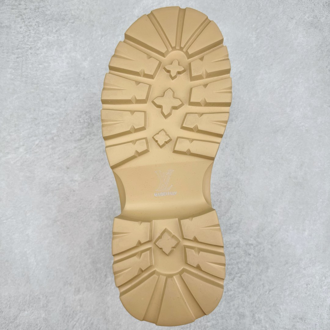 图片[9]-Lv x Timberland Lv联名添柏岚大黄靴 顶奢流量品牌与时代经典的结合之作 #代购专供品质 高弹Modern 外置防滑橡塑发泡超轻大底 系带设计 穿脱十分方便 采用TPU模压定型真皮鞋面材质#EVA轻翼科技外底具有防滑,耐磨和良好的弹性 Pharrell Williams充分发挥了作为Louis Vuitton创意总监的角色 这款鞋重新定义了 6英寸大黄靴的经典设计 致敬1996年Grandmaster Flash经典黄靴造型 原厂五金鞋带扣 工艺全新升级 中山大厂代工 原单进口皮料 独立私模大底，正确logo， 原装一致头层磨砂皮 搭配经典老花领口 全新原厂包装鞋盒 市场独家供应 尺码：38-44（皮鞋码）-选品中心