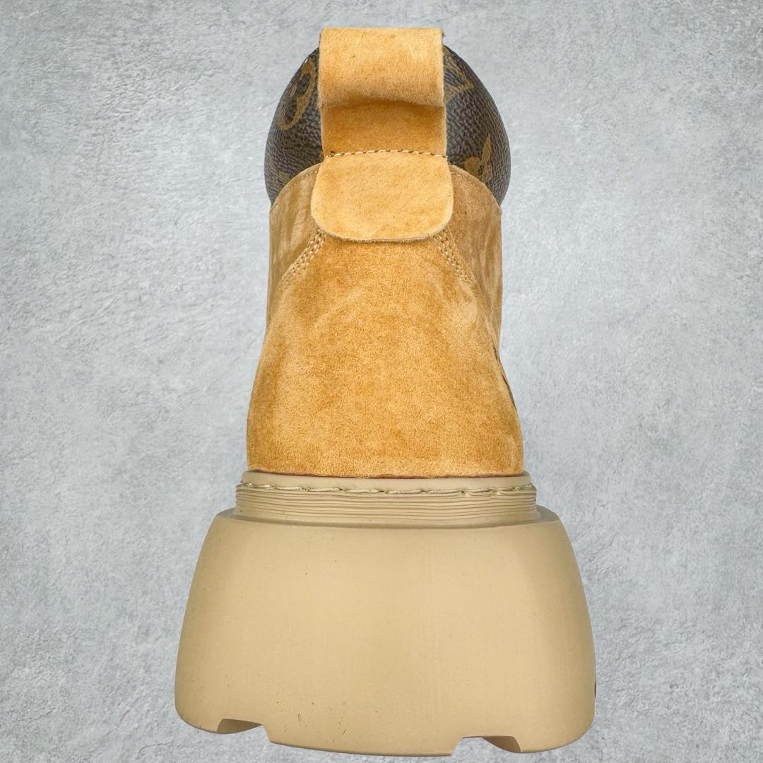 图片[8]-Lv x Timberland Lv联名添柏岚大黄靴 顶奢流量品牌与时代经典的结合之作 #代购专供品质 高弹Modern 外置防滑橡塑发泡超轻大底 系带设计 穿脱十分方便 采用TPU模压定型真皮鞋面材质#EVA轻翼科技外底具有防滑,耐磨和良好的弹性 Pharrell Williams充分发挥了作为Louis Vuitton创意总监的角色 这款鞋重新定义了 6英寸大黄靴的经典设计 致敬1996年Grandmaster Flash经典黄靴造型 原厂五金鞋带扣 工艺全新升级 中山大厂代工 原单进口皮料 独立私模大底，正确logo， 原装一致头层磨砂皮 搭配经典老花领口 全新原厂包装鞋盒 市场独家供应 尺码：38-44（皮鞋码）-选品中心