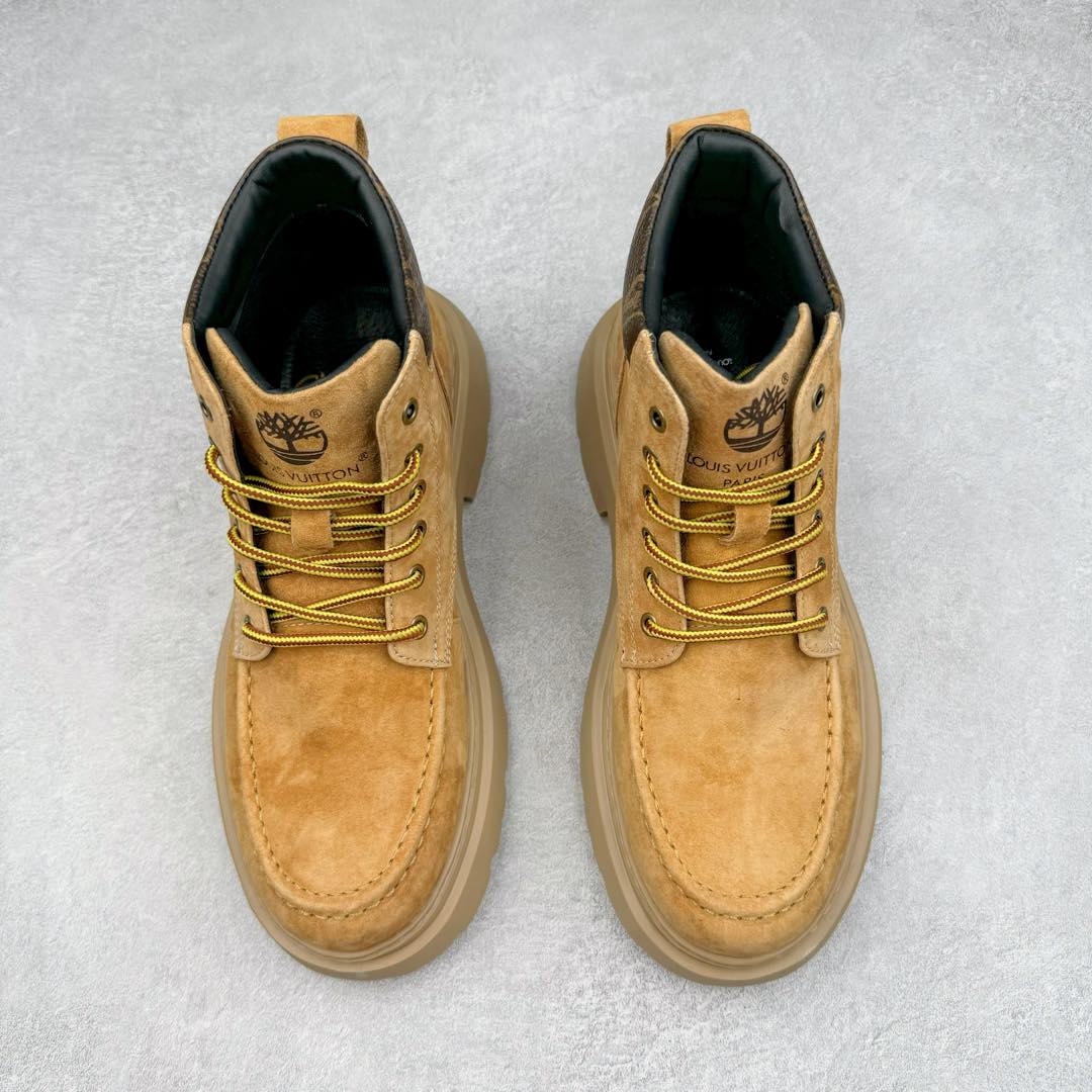 图片[2]-Lv x Timberland Lv联名添柏岚大黄靴 顶奢流量品牌与时代经典的结合之作 #代购专供品质 高弹Modern 外置防滑橡塑发泡超轻大底 系带设计 穿脱十分方便 采用TPU模压定型真皮鞋面材质#EVA轻翼科技外底具有防滑,耐磨和良好的弹性 Pharrell Williams充分发挥了作为Louis Vuitton创意总监的角色 这款鞋重新定义了 6英寸大黄靴的经典设计 致敬1996年Grandmaster Flash经典黄靴造型 原厂五金鞋带扣 工艺全新升级 中山大厂代工 原单进口皮料 独立私模大底，正确logo， 原装一致头层磨砂皮 搭配经典老花领口 全新原厂包装鞋盒 市场独家供应 尺码：38-44（皮鞋码）-选品中心