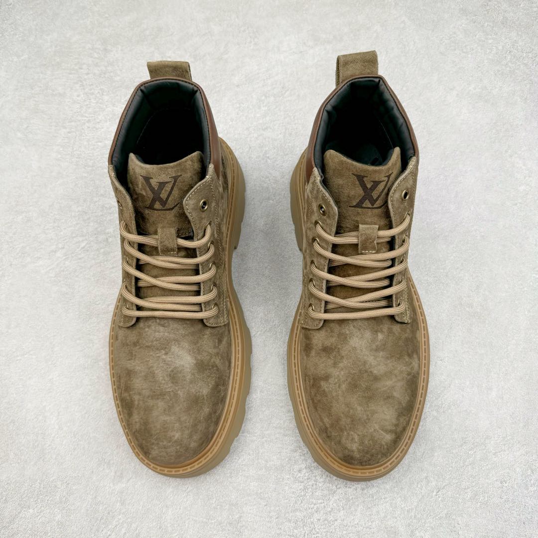 图片[2]-Lv x Timberland Lv联名添柏岚大黄靴 顶奢流量品牌与时代经典的结合之作 #代购专供品质 高弹Modern 外置防滑橡塑发泡超轻大底 系带设计 穿脱十分方便 采用TPU模压定型真皮鞋面材质#EVA轻翼科技外底具有防滑,耐磨和良好的弹性 Pharrell Williams充分发挥了作为Louis Vuitton创意总监的角色 这款鞋重新定义了 6英寸大黄靴的经典设计 致敬1996年Grandmaster Flash经典黄靴造型 原厂五金鞋带扣 工艺全新升级 中山大厂代工 原单进口皮料 独立私模大底，正确logo， 原装一致头层磨砂皮 搭配经典老花领口 全新原厂包装鞋盒 市场独家供应 尺码：38-44（皮鞋码）-选品中心
