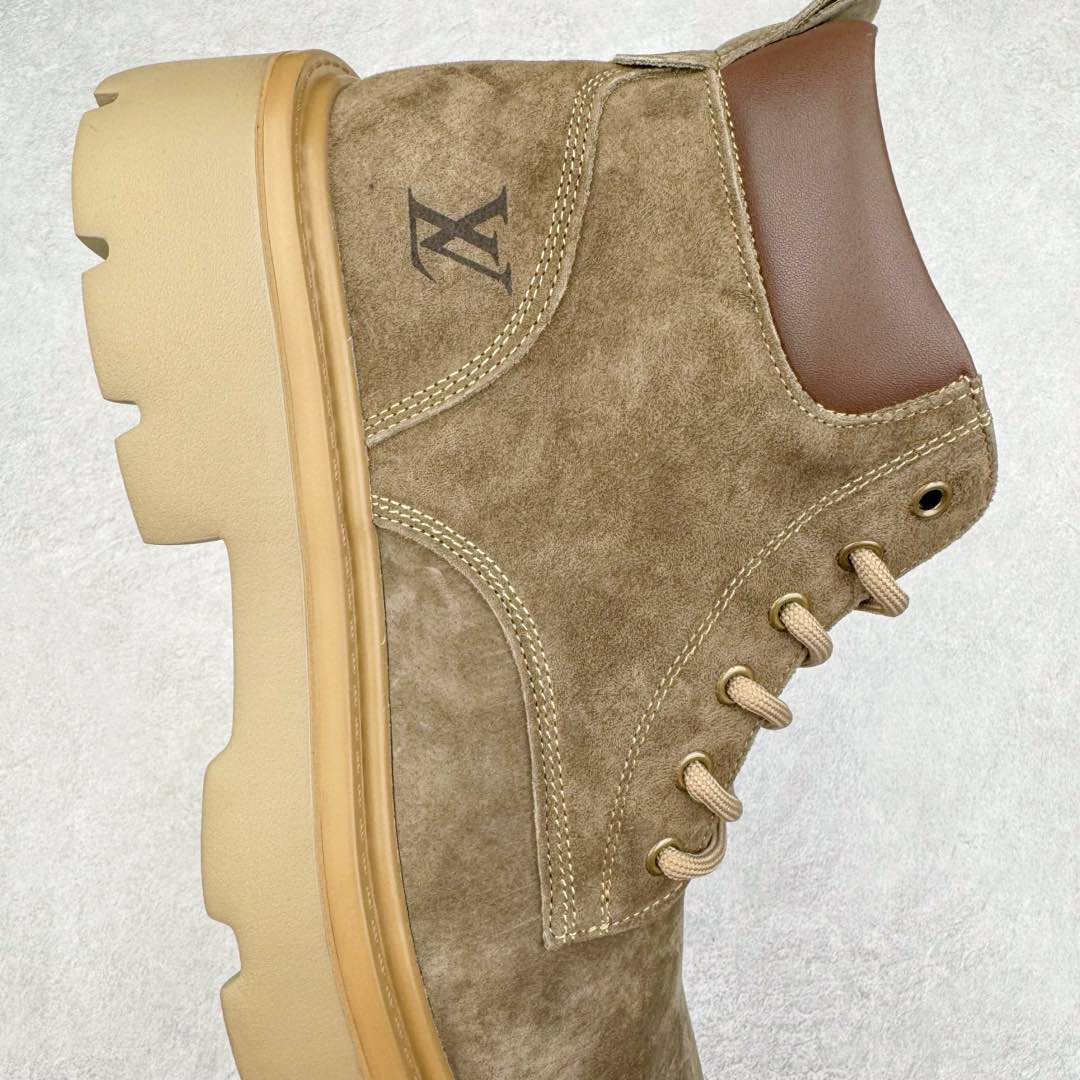 图片[6]-Lv x Timberland Lv联名添柏岚大黄靴 顶奢流量品牌与时代经典的结合之作 #代购专供品质 高弹Modern 外置防滑橡塑发泡超轻大底 系带设计 穿脱十分方便 采用TPU模压定型真皮鞋面材质#EVA轻翼科技外底具有防滑,耐磨和良好的弹性 Pharrell Williams充分发挥了作为Louis Vuitton创意总监的角色 这款鞋重新定义了 6英寸大黄靴的经典设计 致敬1996年Grandmaster Flash经典黄靴造型 原厂五金鞋带扣 工艺全新升级 中山大厂代工 原单进口皮料 独立私模大底，正确logo， 原装一致头层磨砂皮 搭配经典老花领口 全新原厂包装鞋盒 市场独家供应 尺码：38-44（皮鞋码）-选品中心