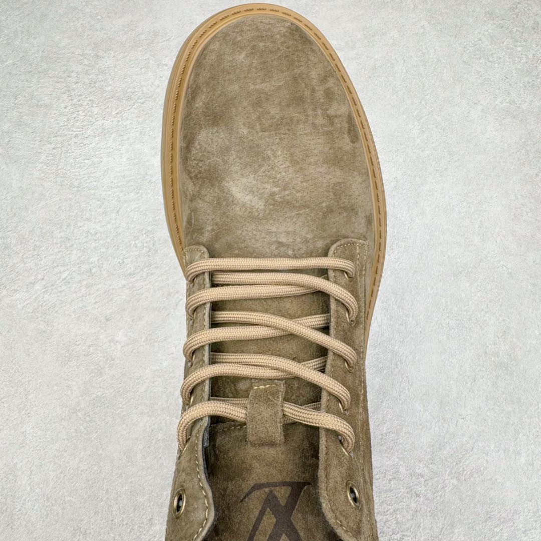 图片[4]-Lv x Timberland Lv联名添柏岚大黄靴 顶奢流量品牌与时代经典的结合之作 #代购专供品质 高弹Modern 外置防滑橡塑发泡超轻大底 系带设计 穿脱十分方便 采用TPU模压定型真皮鞋面材质#EVA轻翼科技外底具有防滑,耐磨和良好的弹性 Pharrell Williams充分发挥了作为Louis Vuitton创意总监的角色 这款鞋重新定义了 6英寸大黄靴的经典设计 致敬1996年Grandmaster Flash经典黄靴造型 原厂五金鞋带扣 工艺全新升级 中山大厂代工 原单进口皮料 独立私模大底，正确logo， 原装一致头层磨砂皮 搭配经典老花领口 全新原厂包装鞋盒 市场独家供应 尺码：38-44（皮鞋码）-选品中心