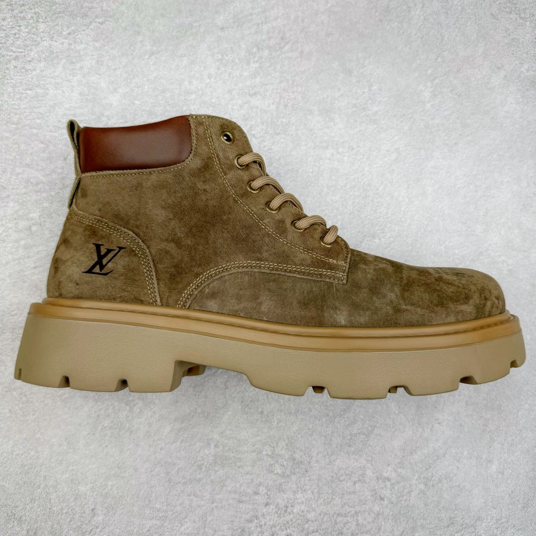 Lv x Timberland Lv联名添柏岚大黄靴 顶奢流量品牌与时代经典的结合之作 #代购专供品质 高弹Modern 外置防滑橡塑发泡超轻大底 系带设计 穿脱十分方便 采用TPU模压定型真皮鞋面材质#EVA轻翼科技外底具有防滑,耐磨和良好的弹性 Pharrell Williams充分发挥了作为Louis Vuitton创意总监的角色 这款鞋重新定义了 6英寸大黄靴的经典设计 致敬1996年Grandmaster Flash经典黄靴造型 原厂五金鞋带扣 工艺全新升级 中山大厂代工 原单进口皮料 独立私模大底，正确logo， 原装一致头层磨砂皮 搭配经典老花领口 全新原厂包装鞋盒 市场独家供应 尺码：38-44（皮鞋码）-选品中心
