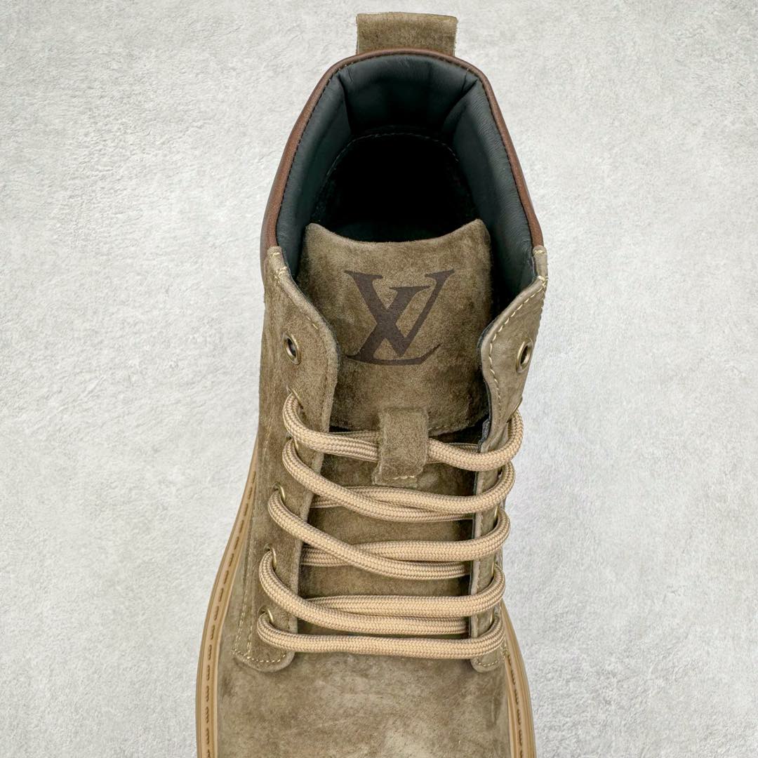 图片[5]-Lv x Timberland Lv联名添柏岚大黄靴 顶奢流量品牌与时代经典的结合之作 #代购专供品质 高弹Modern 外置防滑橡塑发泡超轻大底 系带设计 穿脱十分方便 采用TPU模压定型真皮鞋面材质#EVA轻翼科技外底具有防滑,耐磨和良好的弹性 Pharrell Williams充分发挥了作为Louis Vuitton创意总监的角色 这款鞋重新定义了 6英寸大黄靴的经典设计 致敬1996年Grandmaster Flash经典黄靴造型 原厂五金鞋带扣 工艺全新升级 中山大厂代工 原单进口皮料 独立私模大底，正确logo， 原装一致头层磨砂皮 搭配经典老花领口 全新原厂包装鞋盒 市场独家供应 尺码：38-44（皮鞋码）-选品中心